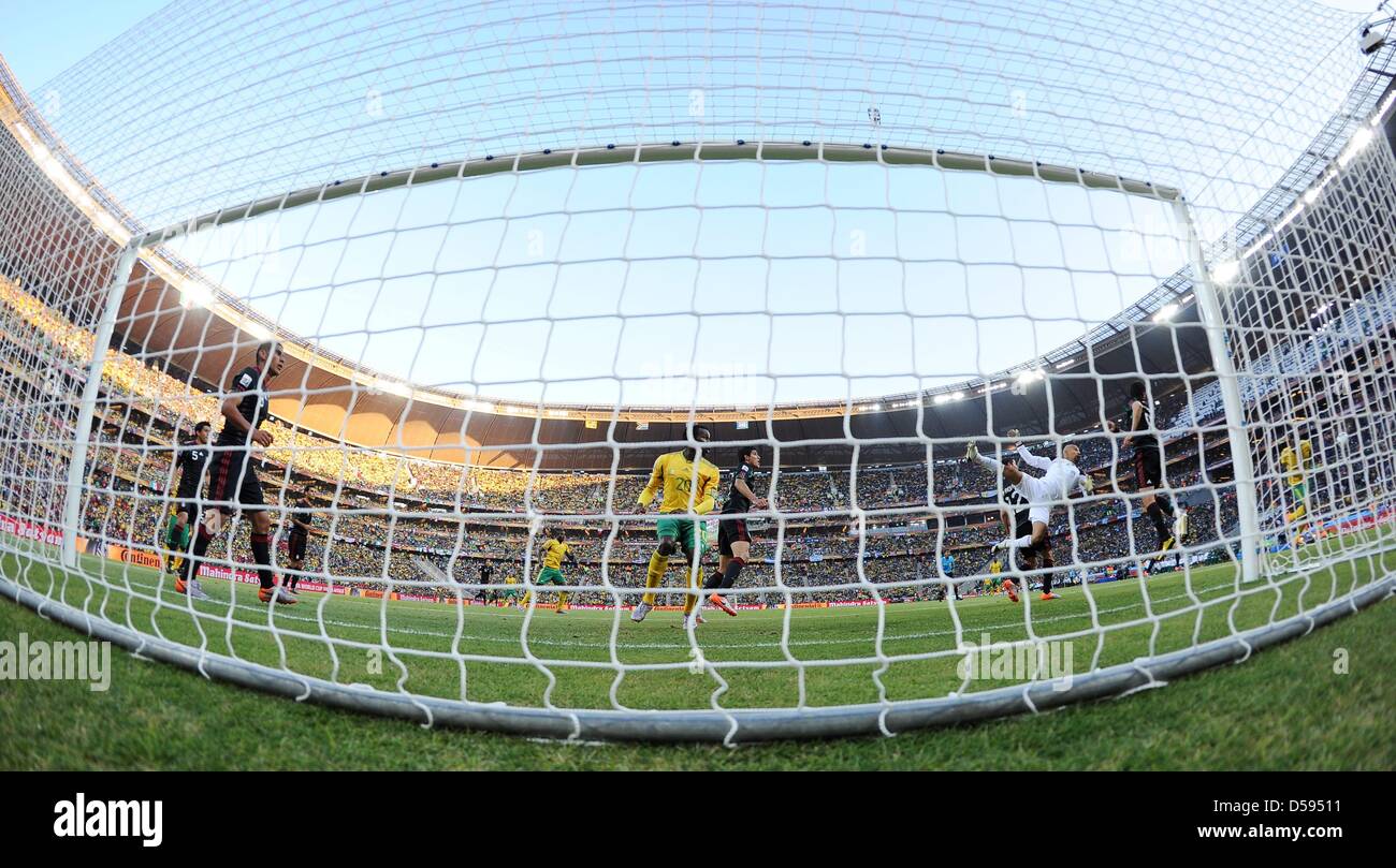 Goalkeeper Oscar Perez (R) of Mexico in action during the 2010 FIFA World Cup opening match against South Africa at Soccer City stadium in Johannesburg, South Africa 11 June 2010. Photo: Achim Scheidemann dpa Please refer to http://dpaq.de/FIFA-WM2010-TC Stock Photo