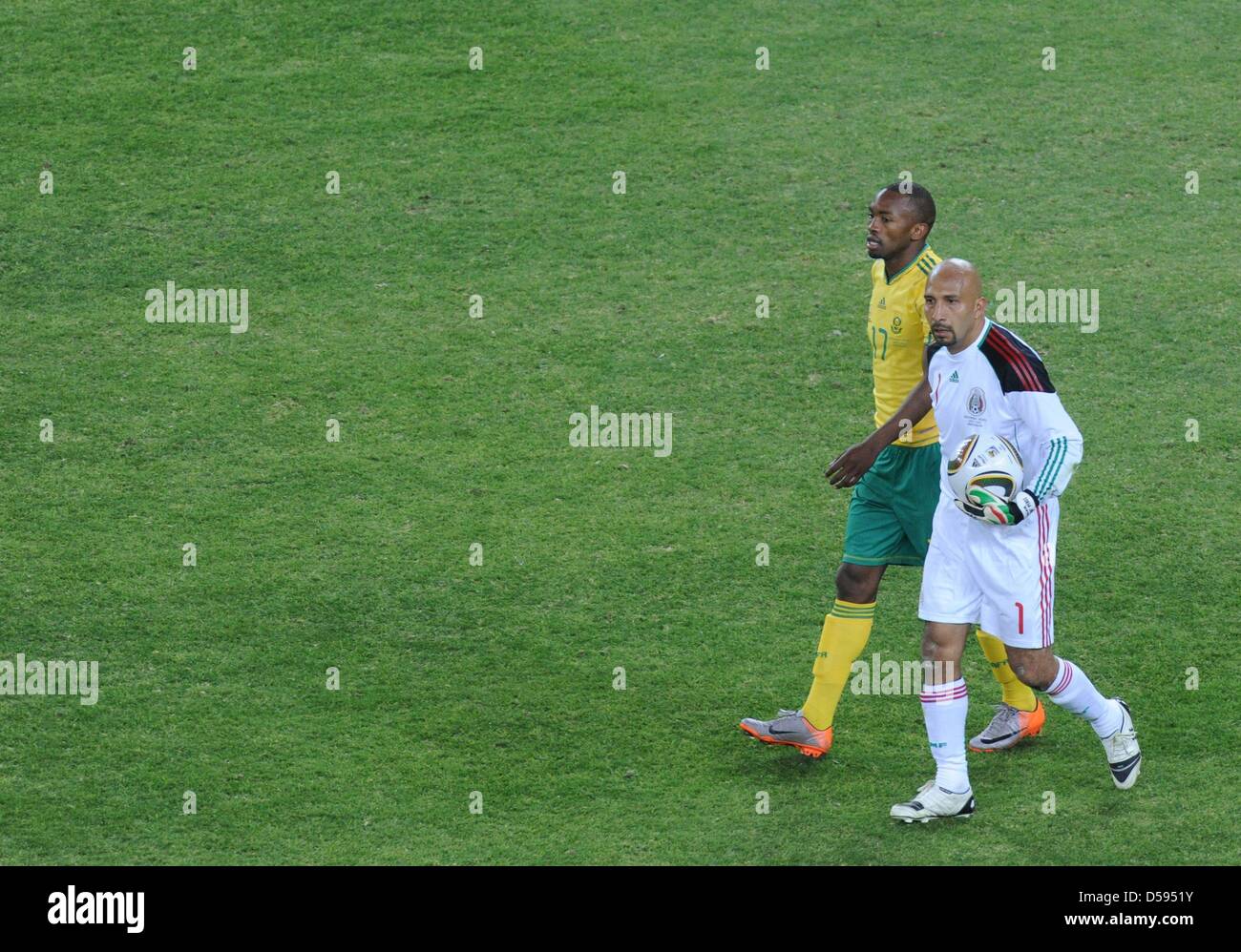 Goalkeeper Oscar Perez (R) of Mexico and South Africa's Bernard Parker during the 2010 FIFA World Cup opening match at Soccer City stadium in Johannesburg, South Africa 11 June 2010. Photo: Marcus Brandt dpa Please refer to http://dpaq.de/FIFA-WM2010-TC Stock Photo