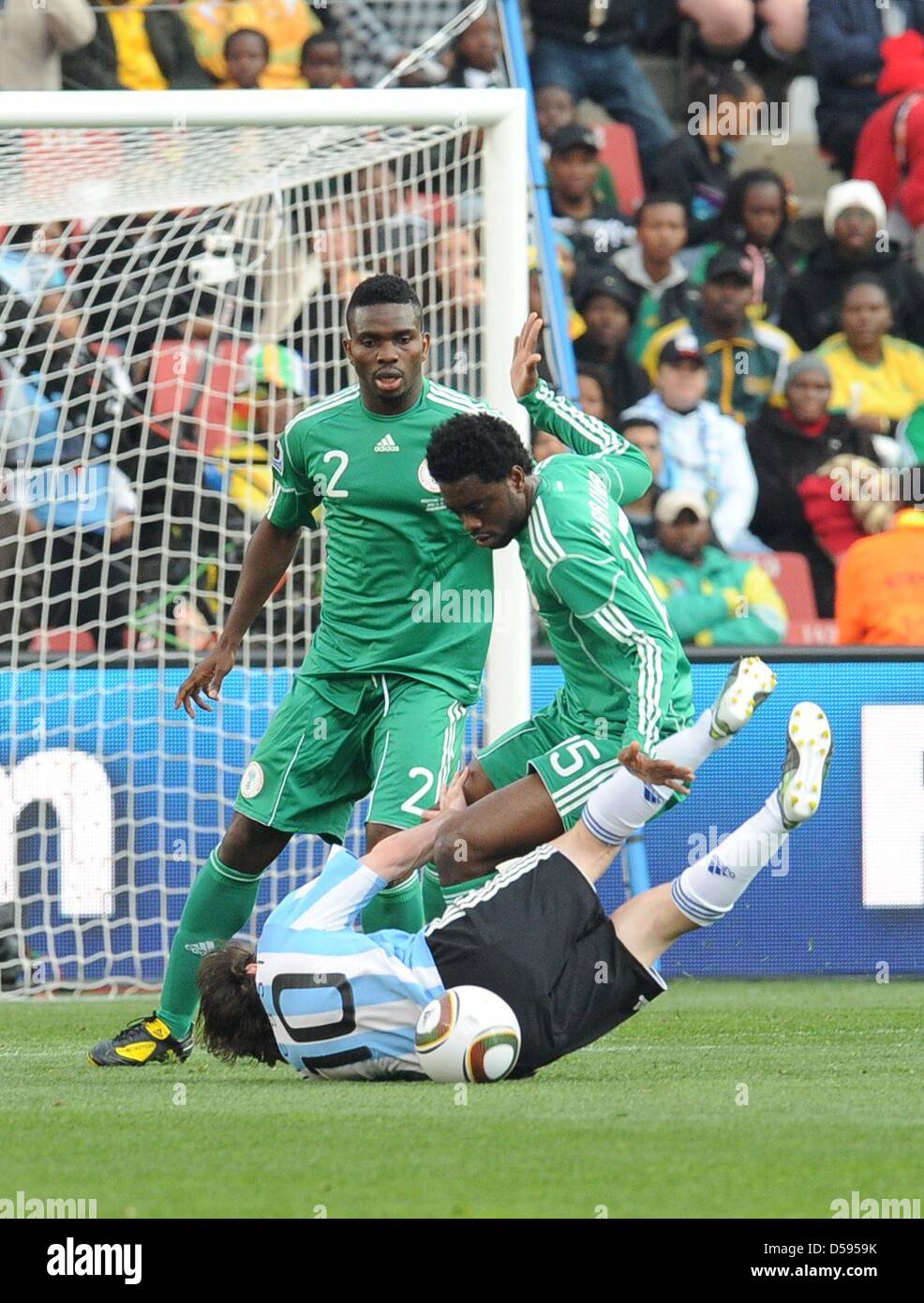 Argentina's Lionel Messi (C) vies for the ball with Nigeria's Joseph Yobo (L) and Lukman Haruna during the 2010 FIFA World Cup group B match between Argentina and Nigeria at Ellis Park stadium in Johannesburg, South Africa 12 June 2010. Photo: Achim Scheidemann - Please refer to http://dpaq.de/FIFA-WM2010-TC  +++(c) dpa - Bildfunk+++ Stock Photo