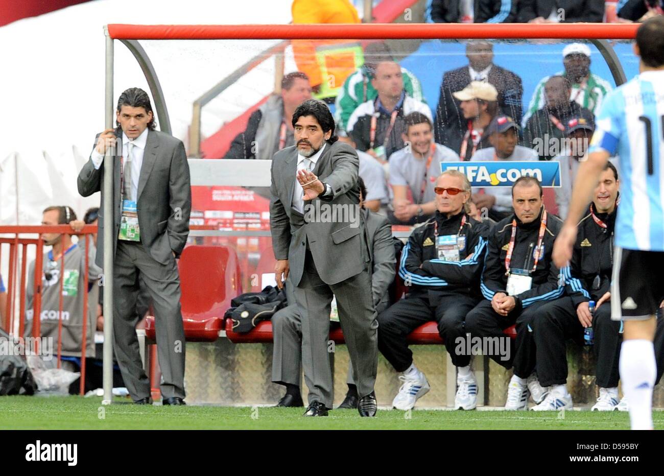 Argentina's coach Diego Armando Maradona gestures from the sideline during the 2010 FIFA World Cup group B match between Argentina and Nigeria at Ellis Park stadium in Johannesburg, South Africa 12 June 2010. At right Argentina's Lionel Messi. Photo: Achim Scheidemann - Please refer to http://dpaq.de/FIFA-WM2010-TC Stock Photo