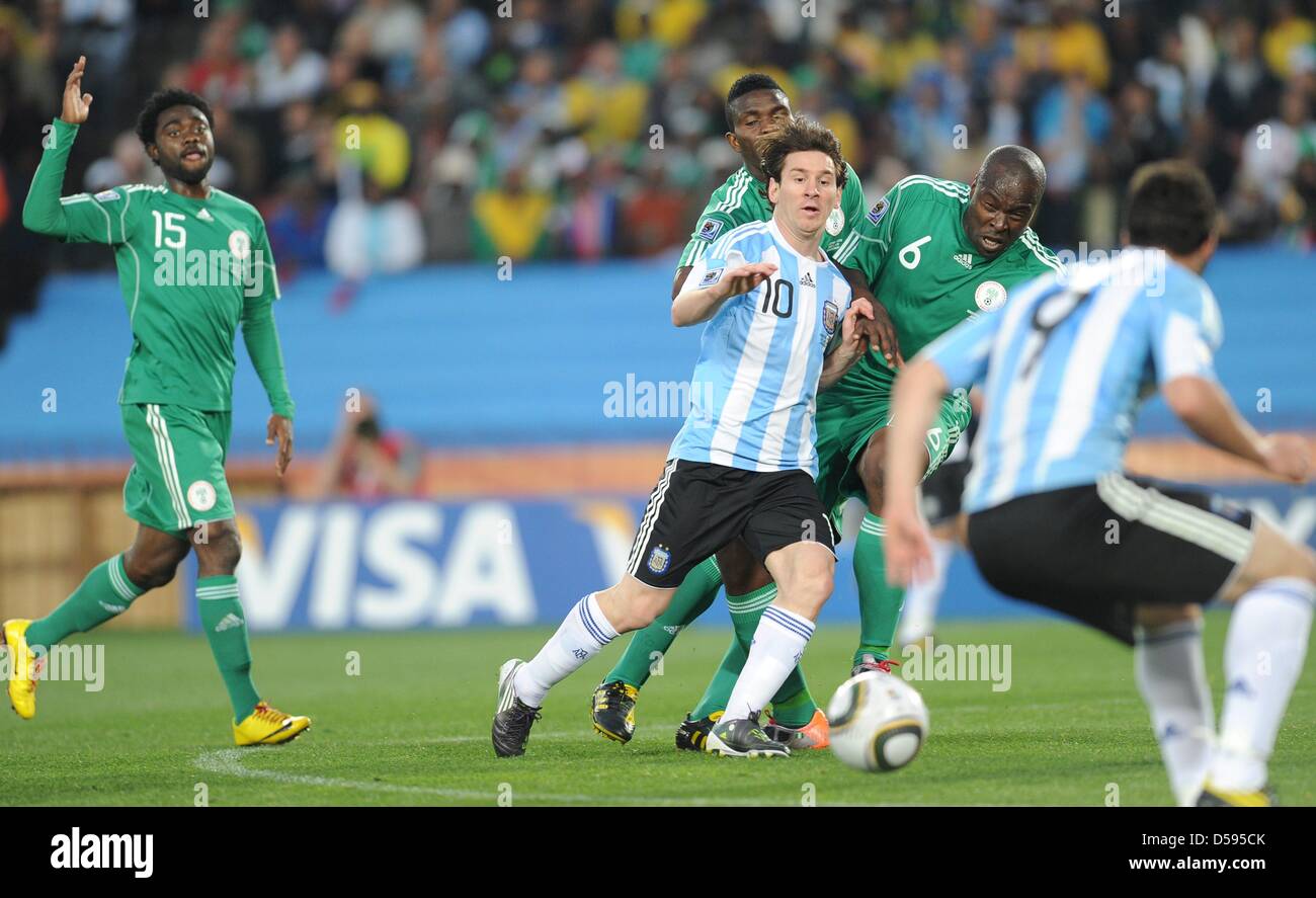 Argentina's Lionel Messi (C) in action against Nigeria's Lukman Haruna (L-R), Joseph Yobo and Danny Shittu during the 2010 FIFA World Cup group B match between Argentina and Nigeria at Ellis Park stadium in Johannesburg, South Africa 12 June 2010. At right Argentina's Lionel Messi. Photo: Achim Scheidemann - Please refer to http://dpaq.de/FIFA-WM2010-TC  +++(c) dpa - Bildfunk+++ Stock Photo