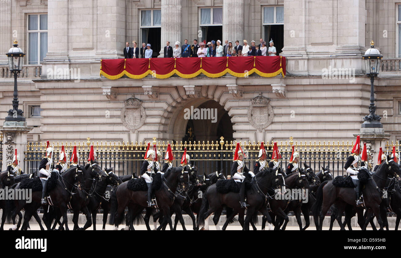 Members of Britain's Royal Family stand on the balcony of Buckingham Palace during the Trooping the Colour ceremony, in London, Britain, 12 June 2010. Trooping the Colour is a ceremony to honour the sovereign's official birthday, even though Britain's Queen Elizabeth, 82, was born on 21 April 1926. 1,100 soldiers from the Household Division take part in the ceremony. The parade com Stock Photo