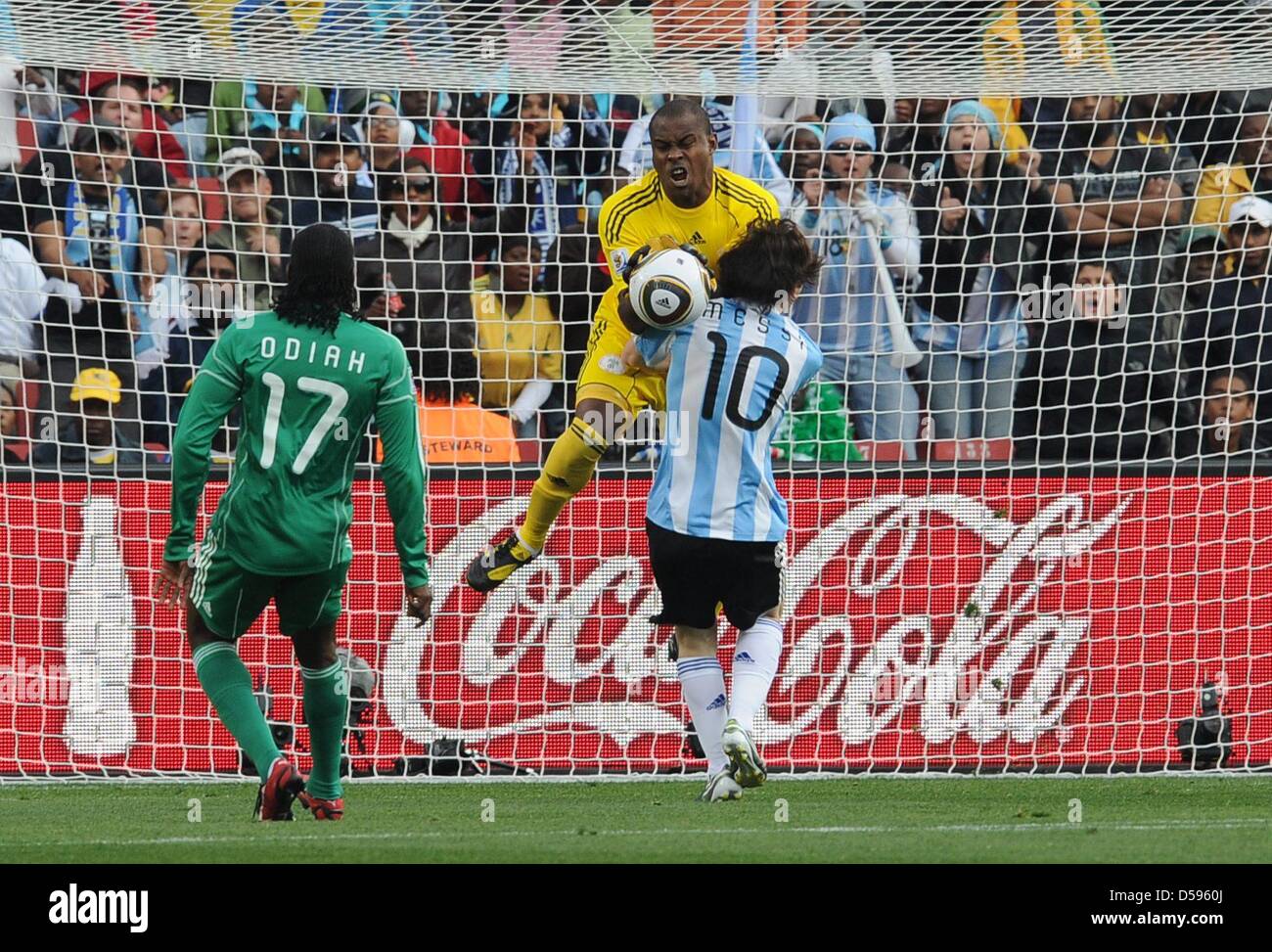 Argentina's Lionel Messi (R) clashes with Nigeria's goalkeeper Vincent Enyeama during the 2010 FIFA World Cup group B match between Argentina and Nigeria at Ellis Park stadium in Johannesburg, South Africa 12 June 2010. Argentina won 1-0. Photo: Achim Scheidemann - Please refer to http://dpaq.de/FIFA-WM2010-TC Stock Photo