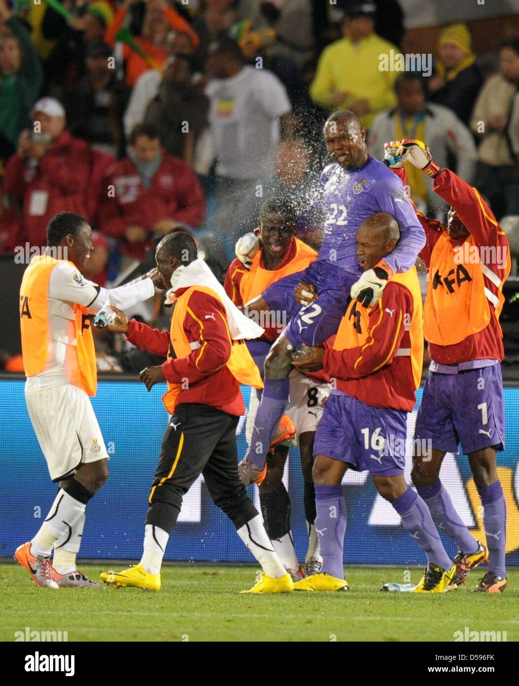Goalkeeper Richard Kingson (top) celebrates with his teammates after the final whistle of the FIFA World Cup 2010 group D match between Serbia and Ghana at Loftus Versfeld Stadium in Pretoria, South Africa, 13 June 2010. Photo: Ronald Wittek dpa Please refer to http://dpaq.de/FIFA-WM2010-TC  +++(c) dpa - Bildfunk+++ Stock Photo
