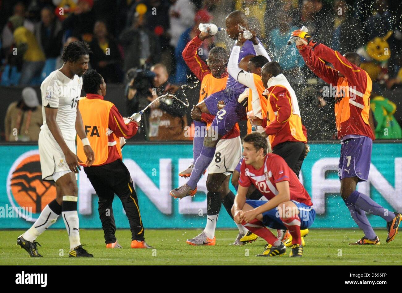 Goalkeeper Richard Kingson (C) of Ghana celebrates with his teammates after the final whistle of the FIFA World Cup 2010 group D match between Serbia and Ghana at Loftus Versfeld Stadium in Pretoria, South Africa, 13 June 2010. Photo: Ronald Wittek dpa Please refer to http://dpaq.de/FIFA-WM2010-TC  +++(c) dpa - Bildfunk+++ Stock Photo