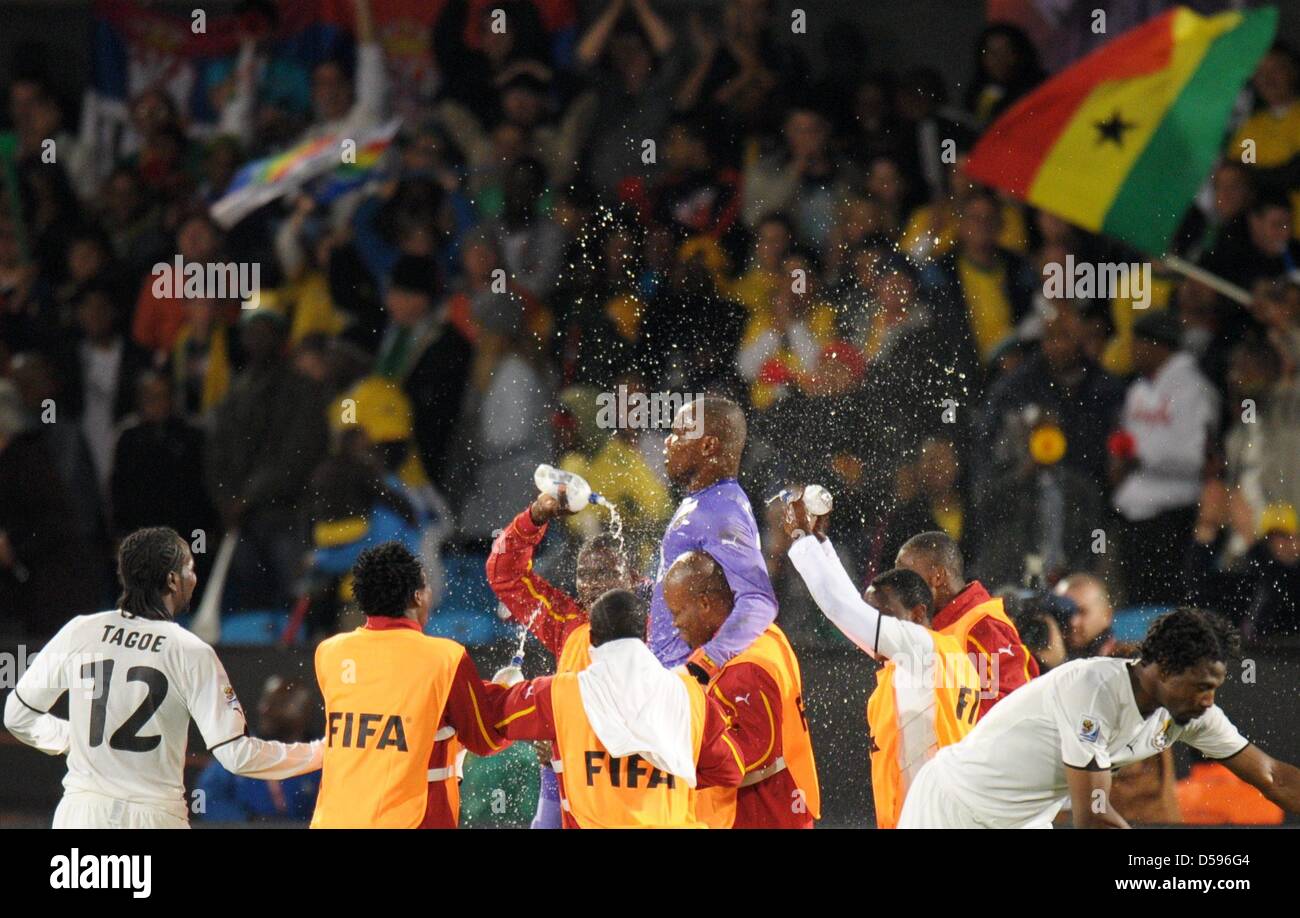 Goalkeeper Richard Kingson (C) of Ghana celebrates with his teammates after the final whistle of the FIFA World Cup 2010 group D match between Serbia and Ghana at Loftus Versfeld Stadium in Pretoria, South Africa, 13 June 2010. Photo: Ronald Wittek dpa Please refer to http://dpaq.de/FIFA-WM2010-TC  +++(c) dpa - Bildfunk+++ Stock Photo