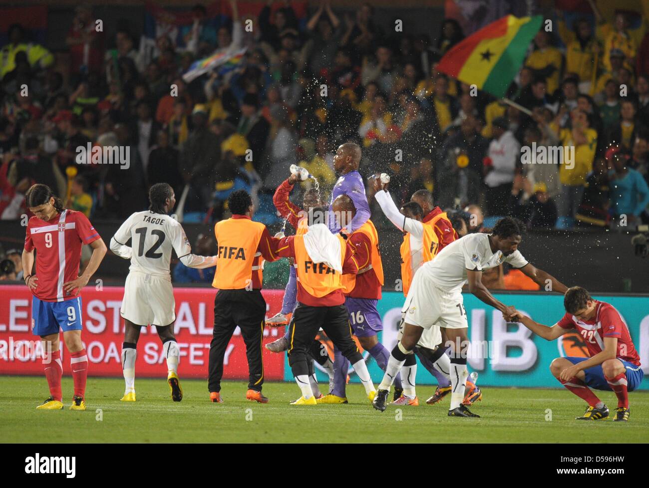 Goalkeeper Richard Kingson (C) of Ghana celebrates with his teammates while Marko Pantelic (L) and Zdravko Kuzmanovic (R) of Serbia react after the final whistle of the FIFA World Cup 2010 group D match between Serbia and Ghana at Loftus Versfeld Stadium in Pretoria, South Africa, 13 June 2010. Photo: Ronald Wittek dpa Please refer to http://dpaq.de/FIFA-WM2010-TC  +++(c) dpa - Bil Stock Photo