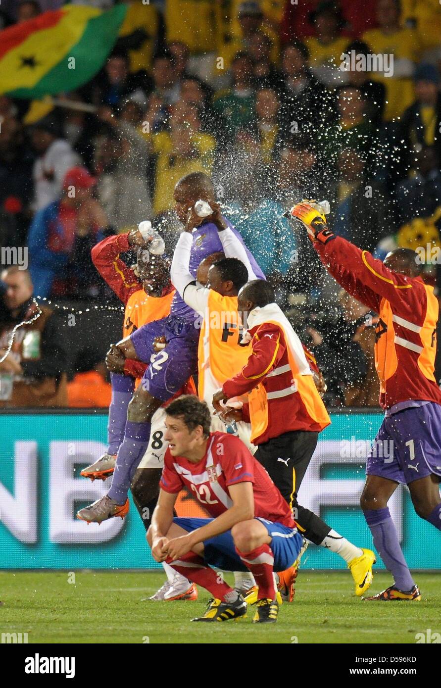 Goalkeeper Richard Kingson (top) of Ghana celebrates with his teammates while Zdravko Kuzmanovic of Serbia reacts after the final whistle of the FIFA World Cup 2010 group D match between Serbia and Ghana at Loftus Versfeld Stadium in Pretoria, South Africa, 13 June 2010. Photo: Ronald Wittek dpa Please refer to http://dpaq.de/FIFA-WM2010-TC  +++(c) dpa - Bildfunk+++ Stock Photo