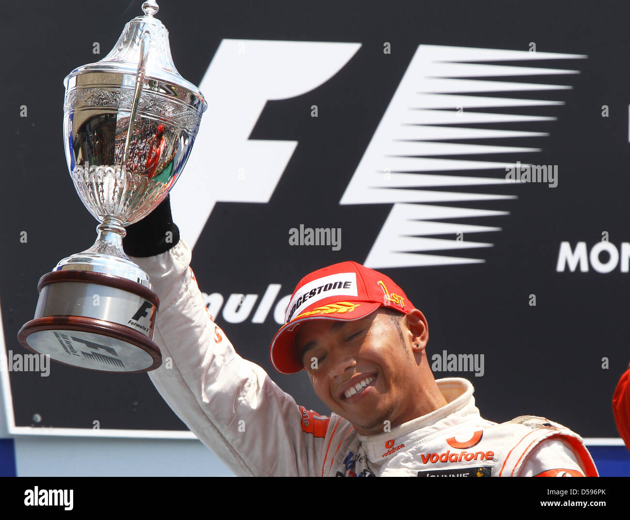 Der britische Formel-1-Rennfahrer Lewis Hamilton von McLaren Mercedes jubelt am Sonntag (13.06.2010) nach seinem Sieg beim Großen Preis von Kanada auf der Rennstrecke 'Gille Villeneuve' in Montreal (Kanada). Foto: Jens Büttner dpa Stock Photo
