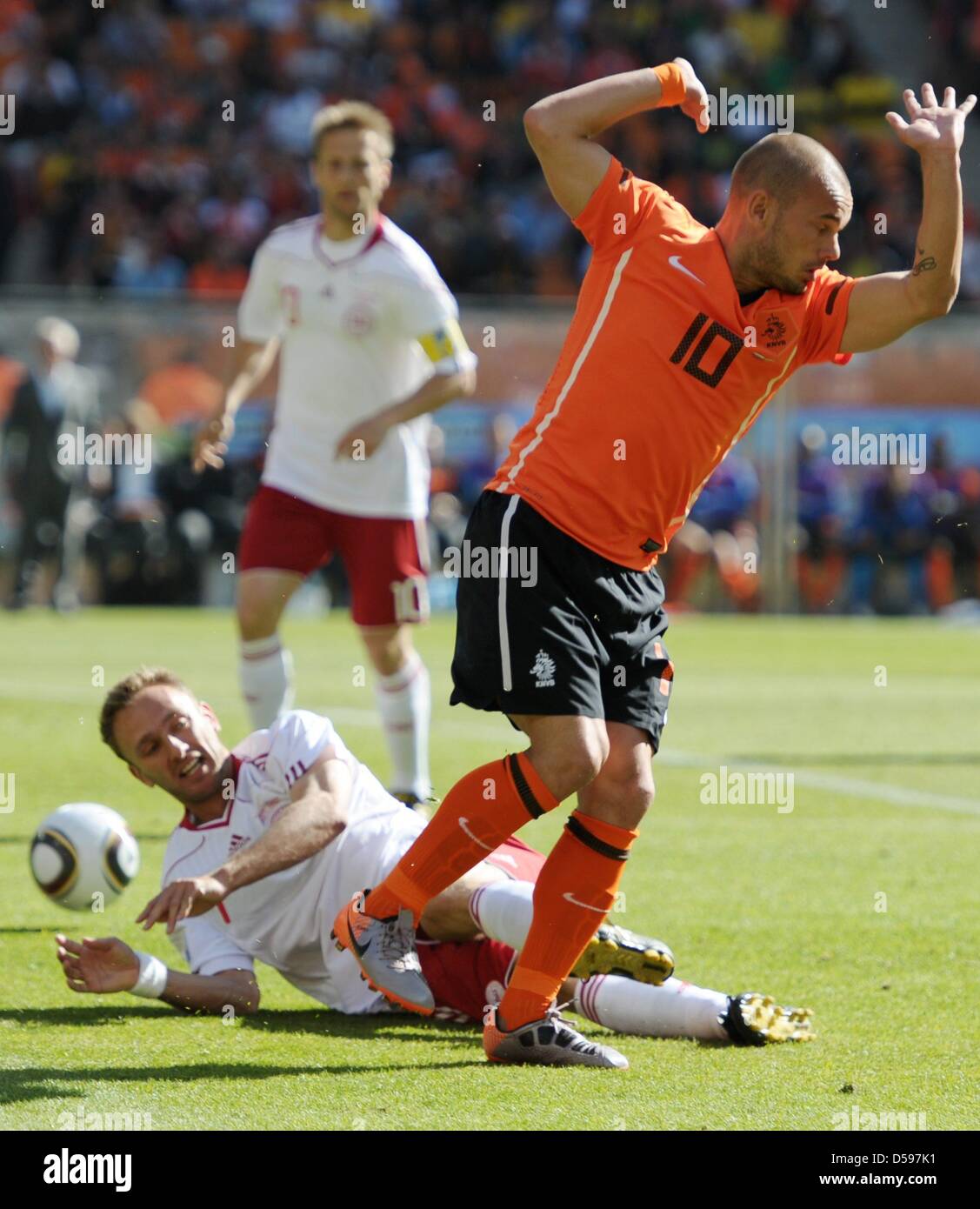 Wesley Sneijder (R) of the Netherlands vies with Dennis Rommedahl of Denmark during the 2010 FIFA World Cup group E match between the Netherlands and Denmark at Soccer City stadium in Johannesburg, South Africa, 14 June 2010. Photo: Ronald Wittek dpa - Please refer to http://dpaq.de/FIFA-WM2010-TC  +++(c) dpa - Bildfunk+++ Stock Photo