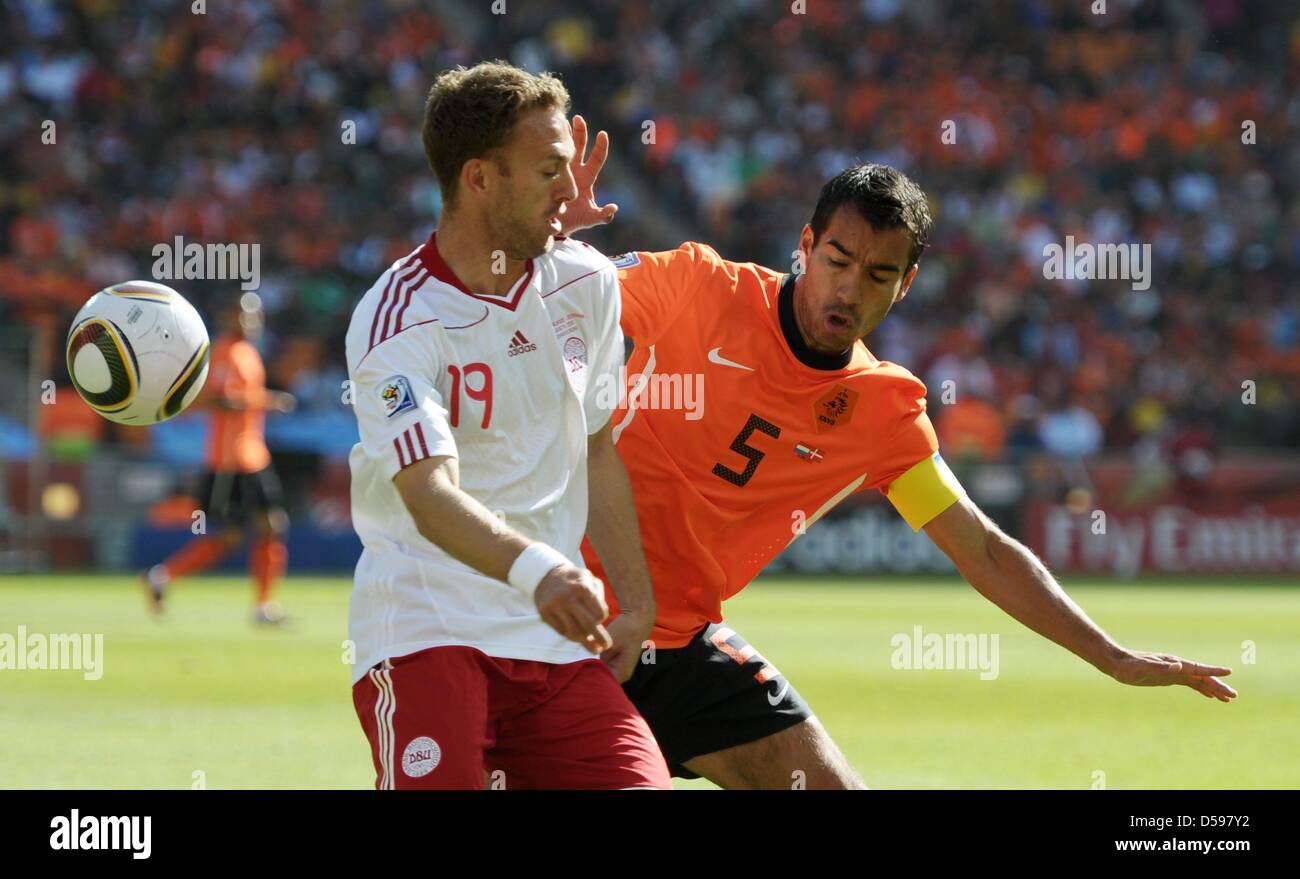 Dennis Rommedahl (L) of Denmark vies with Giovanni van Bronckhorst (R) of the Netherlands during the 2010 FIFA World Cup group E match between the Netherlands and Denmark at Soccer City stadium in Johannesburg, South Africa, 14 June 2010. Photo: Ronald Wittek dpa - Please refer to http://dpaq.de/FIFA-WM2010-TC Stock Photo