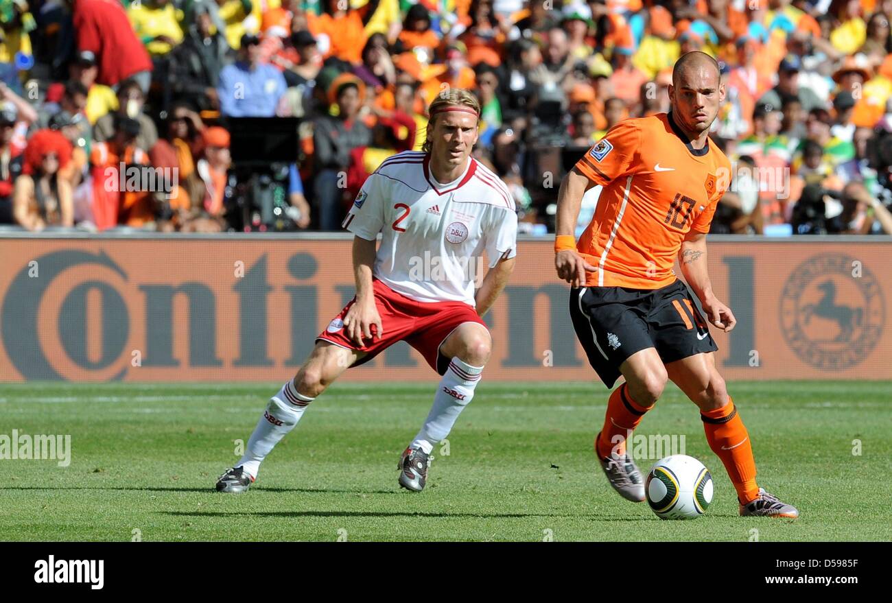 Dutch Wesley Sneijder (R) vie for the ball with Denmark's Christian Poulsen during the 2010 FIFA World Cup group E match between the Netherlands and Denmark at Soccer City stadium in Johannesburg, South Africa, 14 June 2010. Netherlands won 2-0. Photo: Achim Scheidemann - Please refer to http://dpaq.de/FIFA-WM2010-TC Stock Photo