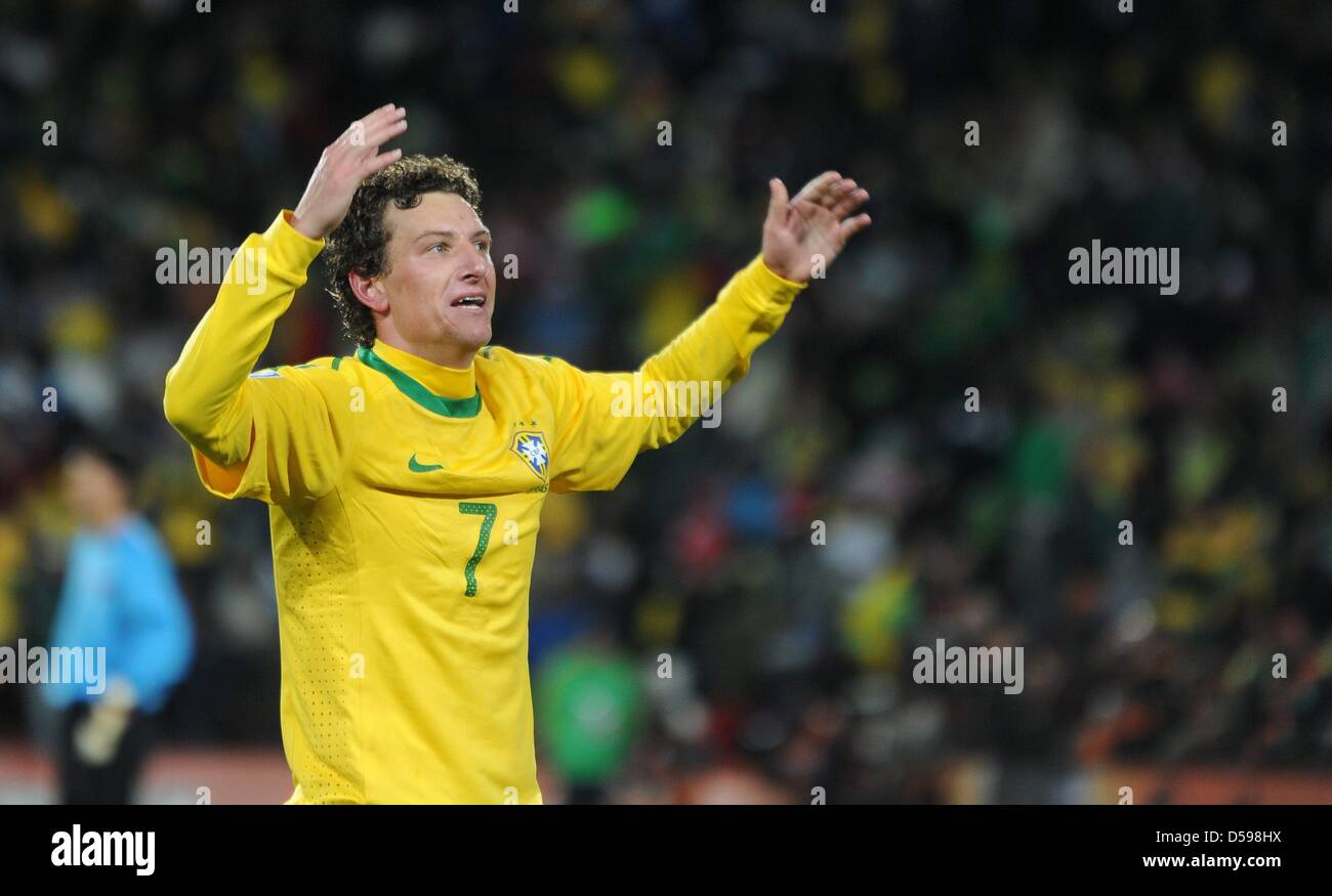 Brazil's Elano during the 2010 FIFA World Cup group G match between Brazil  and North Korea at Ellis Park stadium in Johannesburg, South Africa 15 June  2010. Photo: Achim Scheidemann - Please