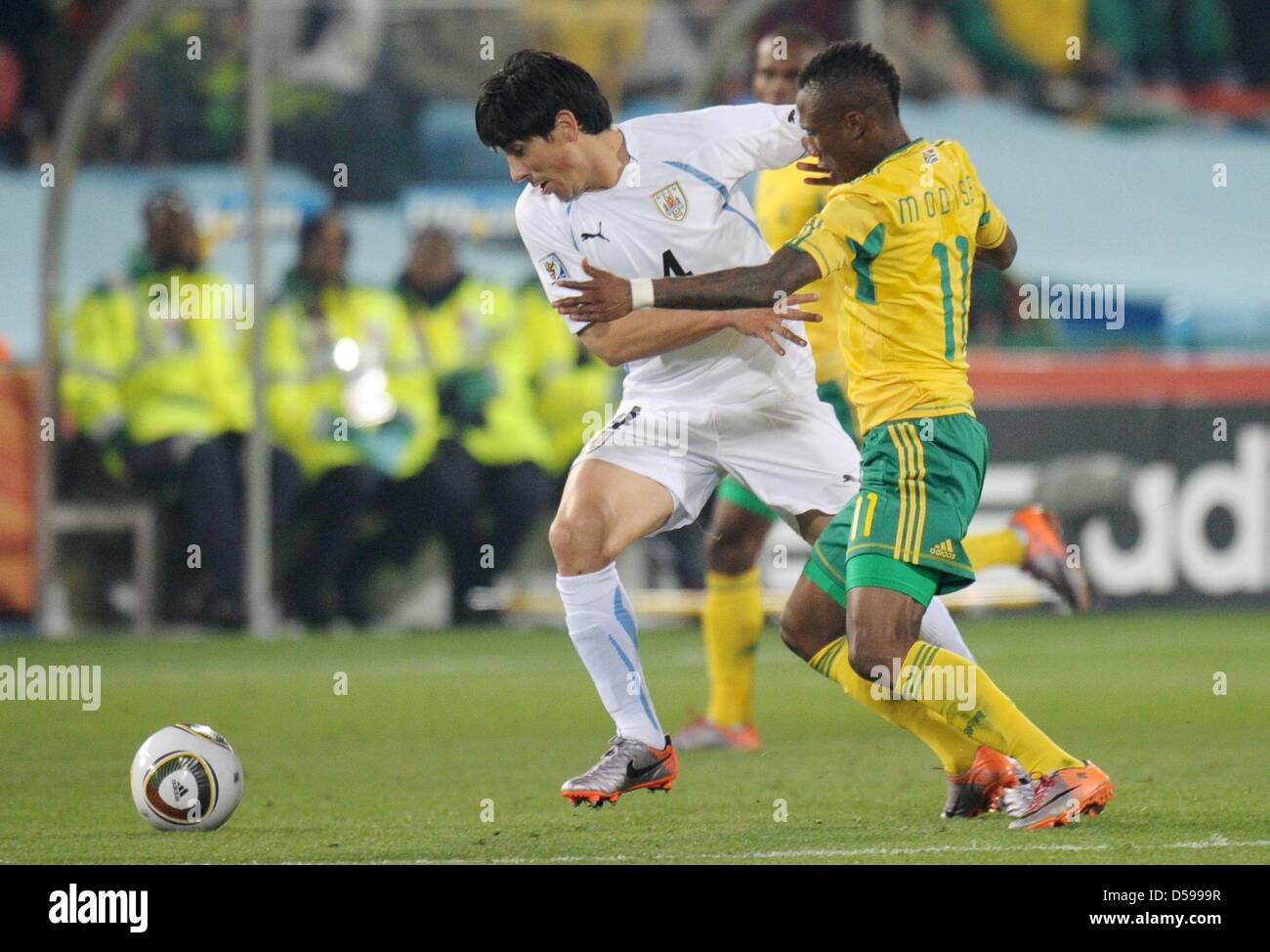 Teko Modise (R) of South Africa vies with Jorge Fucile of Uruguay during the FIFA World Cup 2010 group A match between South Africa and Uruguay at Loftus Versfeld Stadium in Pretoria, South Africa 16 June 2010. Photo: Ronald Wittek dpa - Please refer to http://dpaq.de/FIFA-WM2010-TC  +++(c) dpa - Bildfunk+++ Stock Photo