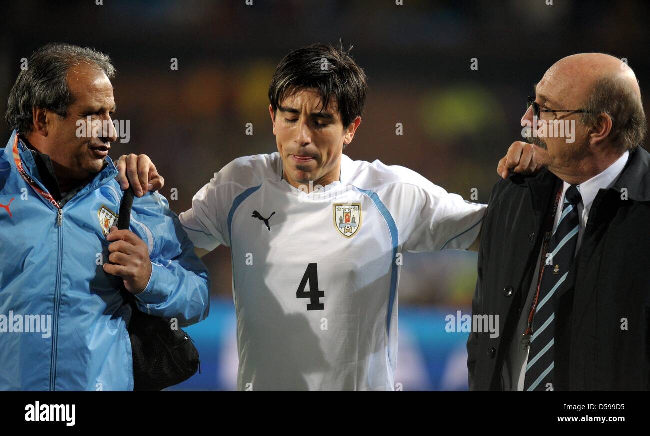 Jorge Fucile (C) walks off the pitch during of the FIFA World Cup 2010 group A match between South Africa and Uruguay at Loftus Versfeld Stadium in Pretoria, South Africa 16 June 2010. Photo: Ronald Wittek dpa - Please refer to http://dpaq.de/FIFA-WM2010-TC  +++(c) dpa - Bildfunk+++ Stock Photo