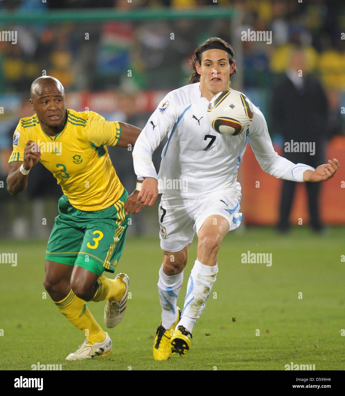 Tsepo Masilela (L) of South Africa vies with Edinson Cavani of Uruguay during the FIFA World Cup 2010 group A match between South Africa and Uruguay at Loftus Versfeld Stadium in Pretoria, South Africa 16 June 2010. Photo: Ronald Wittek dpa - Please refer to http://dpaq.de/FIFA-WM2010-TC Stock Photo