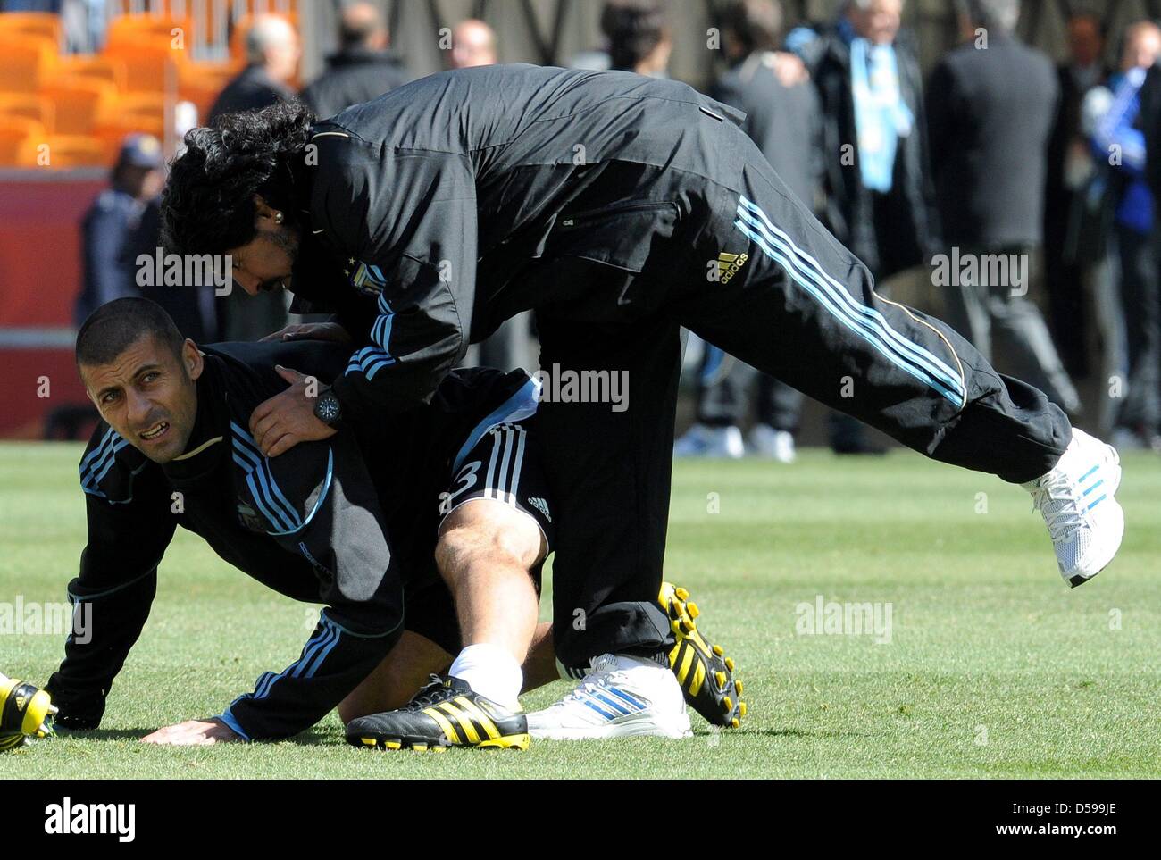 Argentina's coach Diego Armando Maradona (R) talks to his player Walter Samuel during warm up prior to the 2010 FIFA World Cup group B match between Argentina and South Korea at Soccer City Stadium in Johannesburg, South Africa 17 June 2010. Photo: Achim Scheidemann - Please refer to http://dpaq.de/FIFA-WM2010-TC  +++(c) dpa - Bildfunk+++ Stock Photo