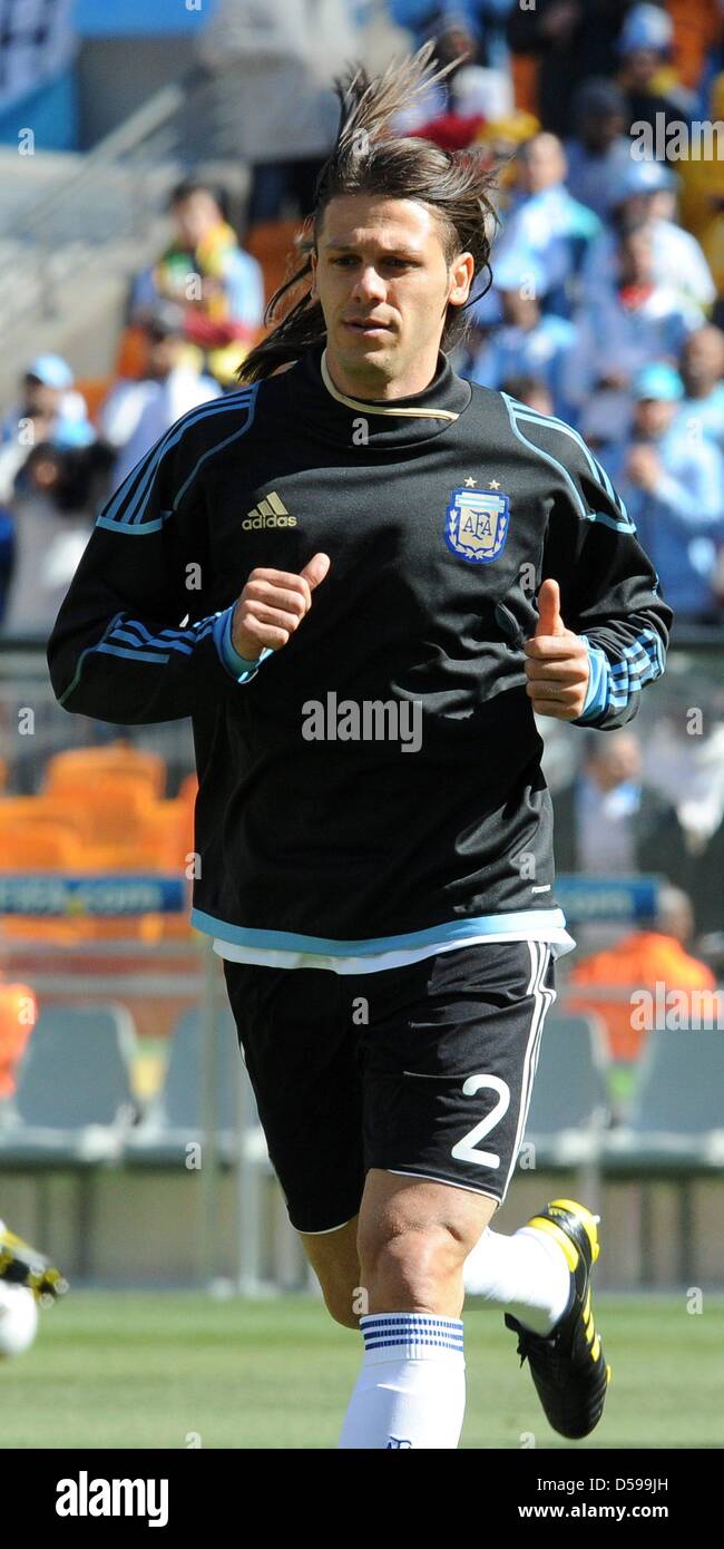 Argentina's Martin Demichelis jogs during warm up prior to the 2010 FIFA World Cup group B match between Argentina and South Korea at Soccer City Stadium in Johannesburg, South Africa 17 June 2010. Photo: Achim Scheidemann - Please refer to http://dpaq.de/FIFA-WM2010-TC Stock Photo