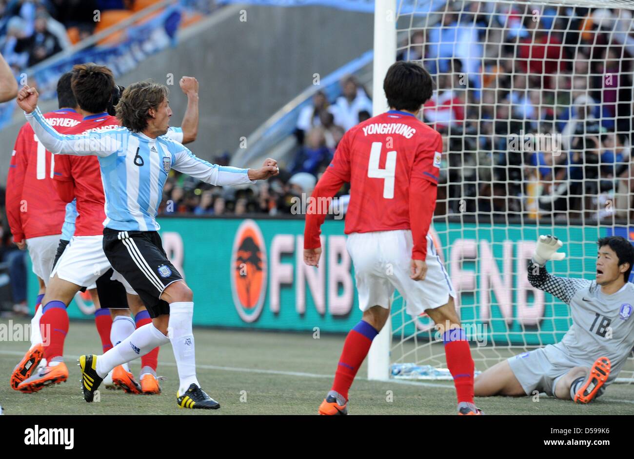 Argentina's Gabriel Heinze (6) in action against South Korea's goalkeeper Jung Sung Ryong during the 2010 FIFA World Cup group B match between Argentina and South Korea at Soccer City Stadium in Johannesburg, South Africa 17 June 2010. Photo: Achim Scheidemann - Please refer to http://dpaq.de/FIFA-WM2010-TC  +++(c) dpa - Bildfunk+++ Stock Photo