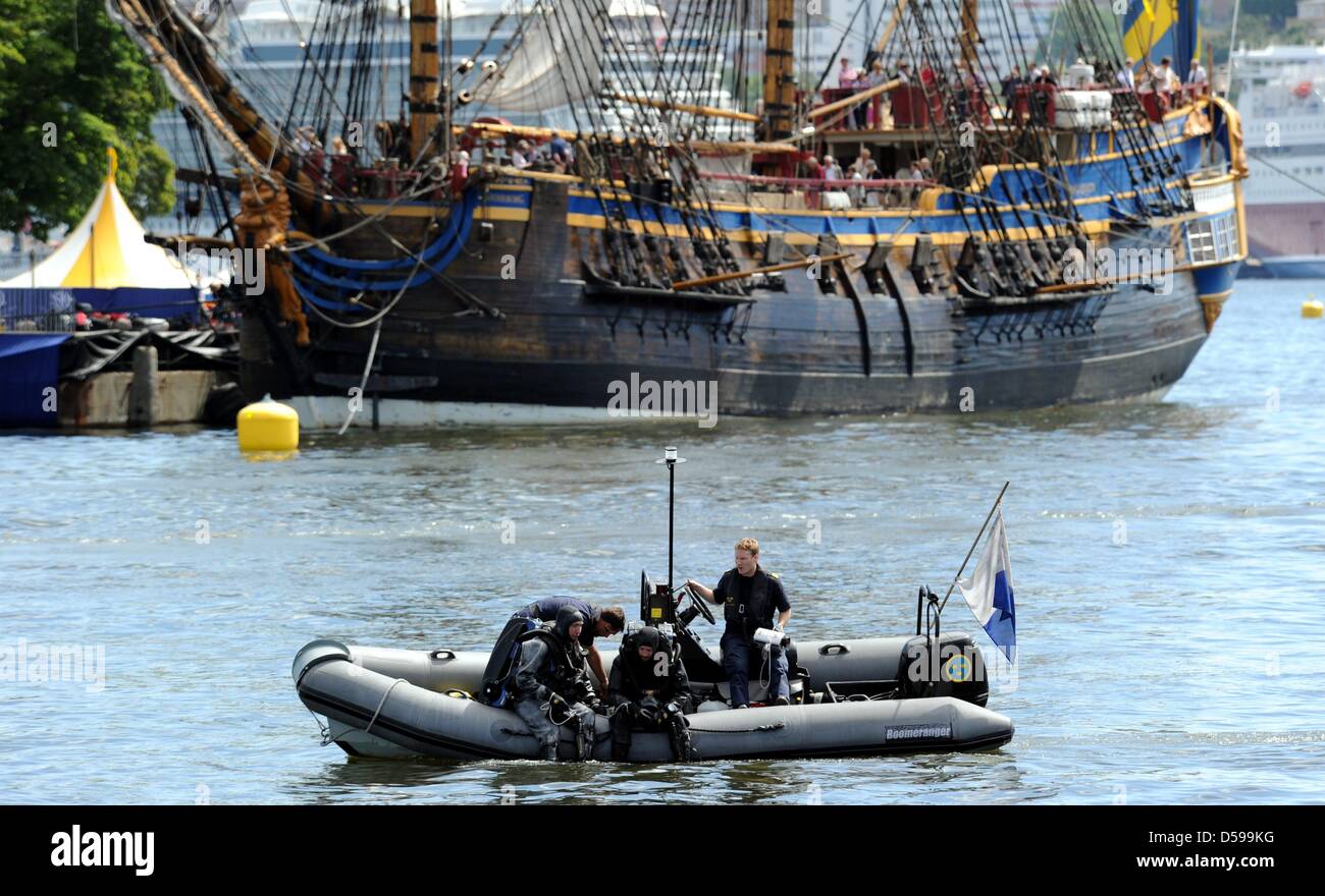 Navy divers are on duty on the occasion of the wedding of Crown Princess Victoria of Sweden and Daniel Westling in Stockholm, Sweden, 17 June 2010. The walls will be used as roadblocks during the wedding ceremony which will take place on 19 June 2010. Photo: Carsten Rehder Stock Photo