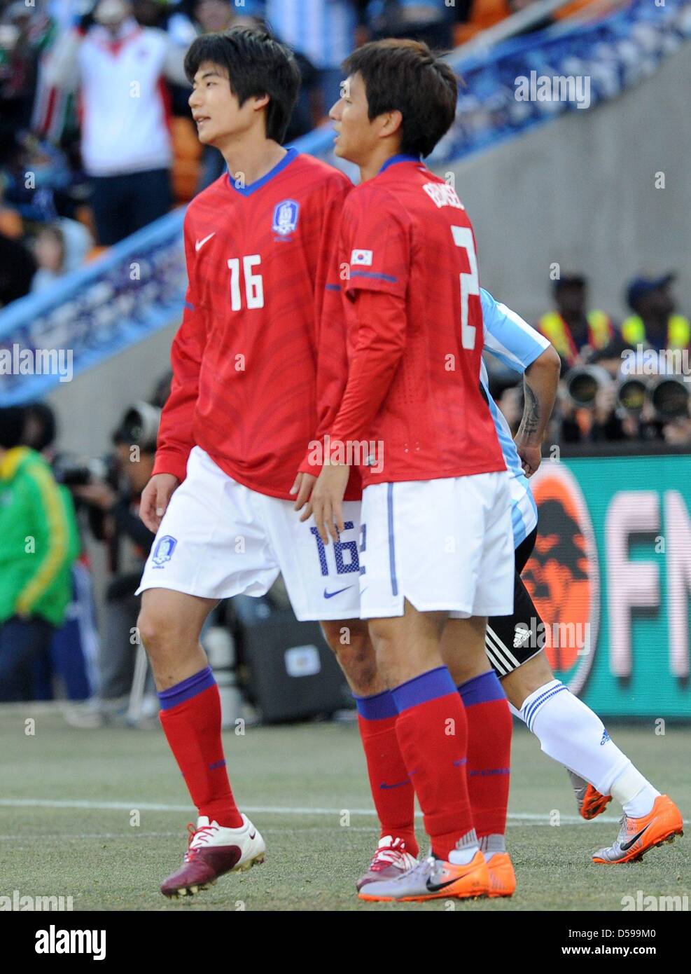 South Korea's Ki Sung Yueng (L) and Oh Beom Seok stand on the pitch during the 2010 FIFA World Cup group B match between Argentina and South Korea at Soccer City Stadium in Johannesburg, South Africa 17 June 2010. Photo: Achim Scheidemann - Please refer to http://dpaq.de/FIFA-WM2010-TC  +++(c) dpa - Bildfunk+++ Stock Photo