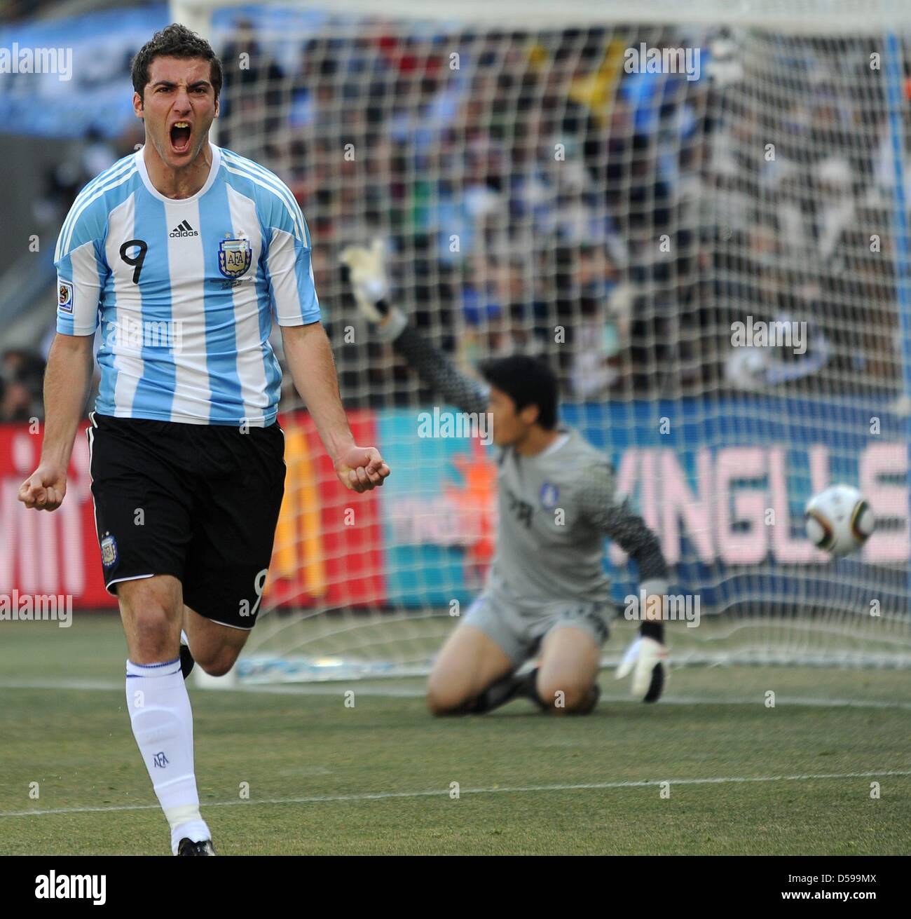 Argentina's Gonzalo Higuain (C) celebrates scoring the 2-0 as South Korea's goalkeeper Jung Sung Ryong sits beaten on the ground during the 2010 FIFA World Cup group B match between Argentina and South Korea at Soccer City Stadium in Johannesburg, South Africa 17 June 2010. Photo: Achim Scheidemann - Please refer to http://dpaq.de/FIFA-WM2010-TC  +++(c) dpa - Bildfunk+++ Stock Photo