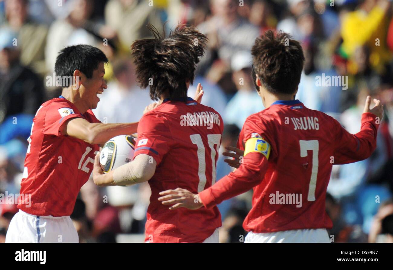 Lee Young Pyo (L-R), Park Chu Young and Park Ji Sung of South Korea celebrate after Chung Yong scored the 1-2 during the FIFA World Cup 2010 group B match between Argentina and South Korea at Soccer City Stadium in Johannesburg, South Africa 17 June 2010. Photo: Ronald Wittek dpa - Please refer to http://dpaq.de/FIFA-WM2010-TC  +++(c) dpa - Bildfunk+++ Stock Photo