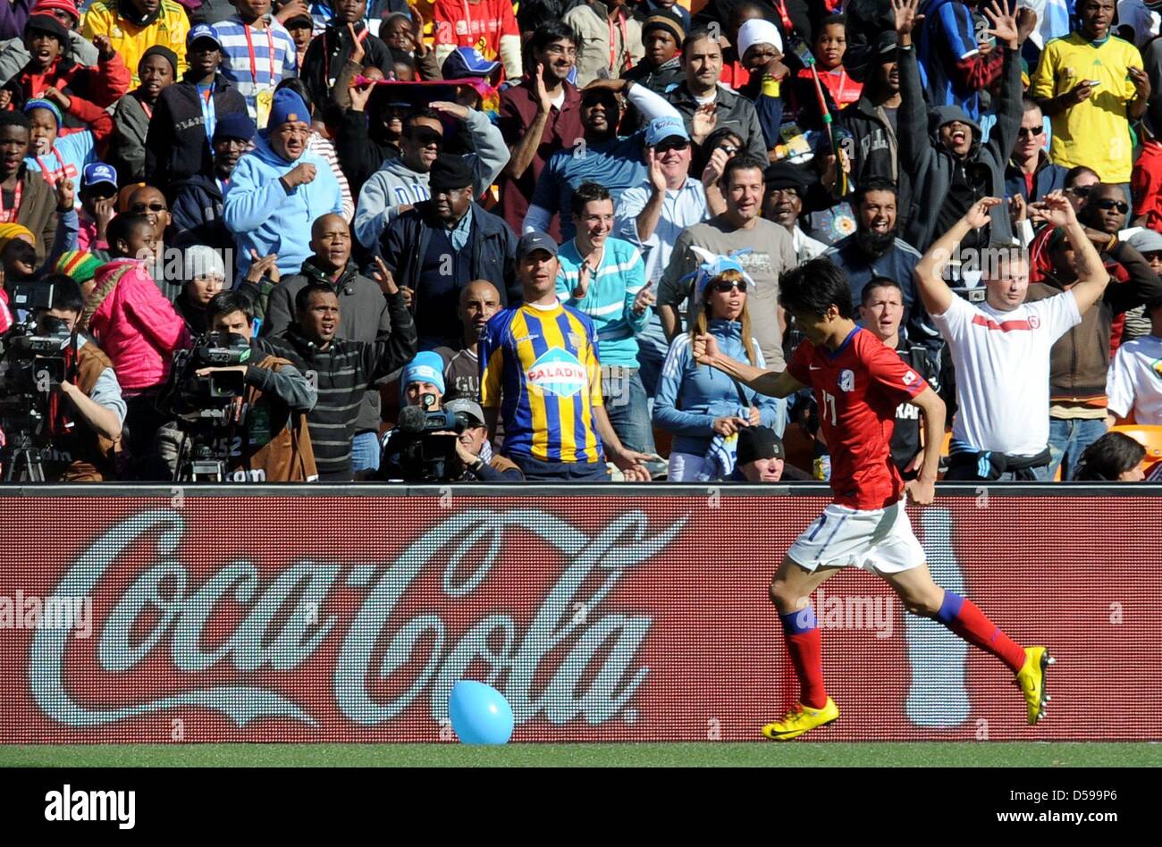 South Korea's Lee Chung Yong celebrates scoring the 1-2 during the 2010 FIFA World Cup group B match between Argentina and South Korea at Soccer City Stadium in Johannesburg, South Africa 17 June 2010. Photo: Achim Scheidemann - Please refer to http://dpaq.de/FIFA-WM2010-TC  +++(c) dpa - Bildfunk+++ Stock Photo