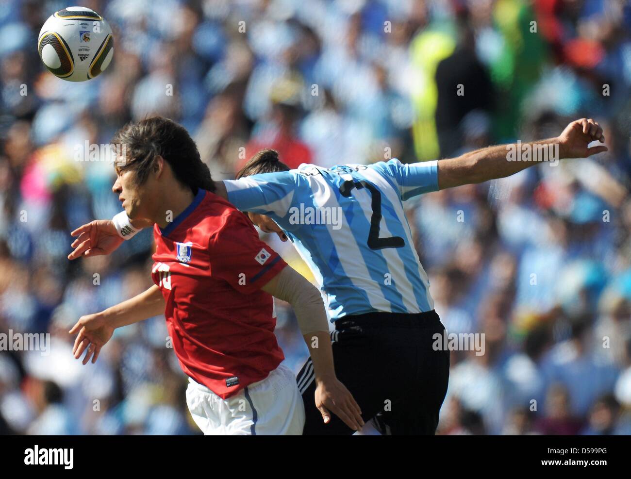 Martin Demichelis (R) of Argentina vies with Park Chu Young (L) of South Korea during the FIFA World Cup 2010 group B match between Argentina and South Korea at Soccer City Stadium in Johannesburg, South Africa 17 June 2010. Photo: Ronald Wittek dpa - Please refer to http://dpaq.de/FIFA-WM2010-TC  +++(c) dpa - Bildfunk+++ Stock Photo