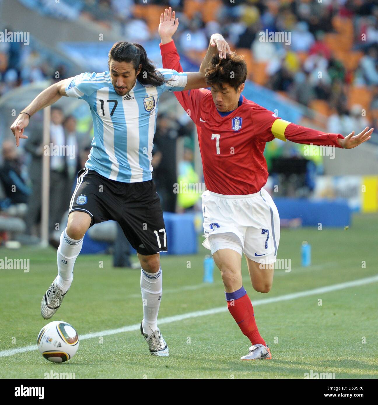 Jonas Gutierrez (L) of Argentina vies with Park Ji Sung (R) of South Korea during the FIFA World Cup 2010 group B match between Argentina and South Korea at Soccer City Stadium in Johannesburg, South Africa 17 June 2010. Photo: Ronald Wittek dpa - Please refer to http://dpaq.de/FIFA-WM2010-TC  +++(c) dpa - Bildfunk+++ Stock Photo