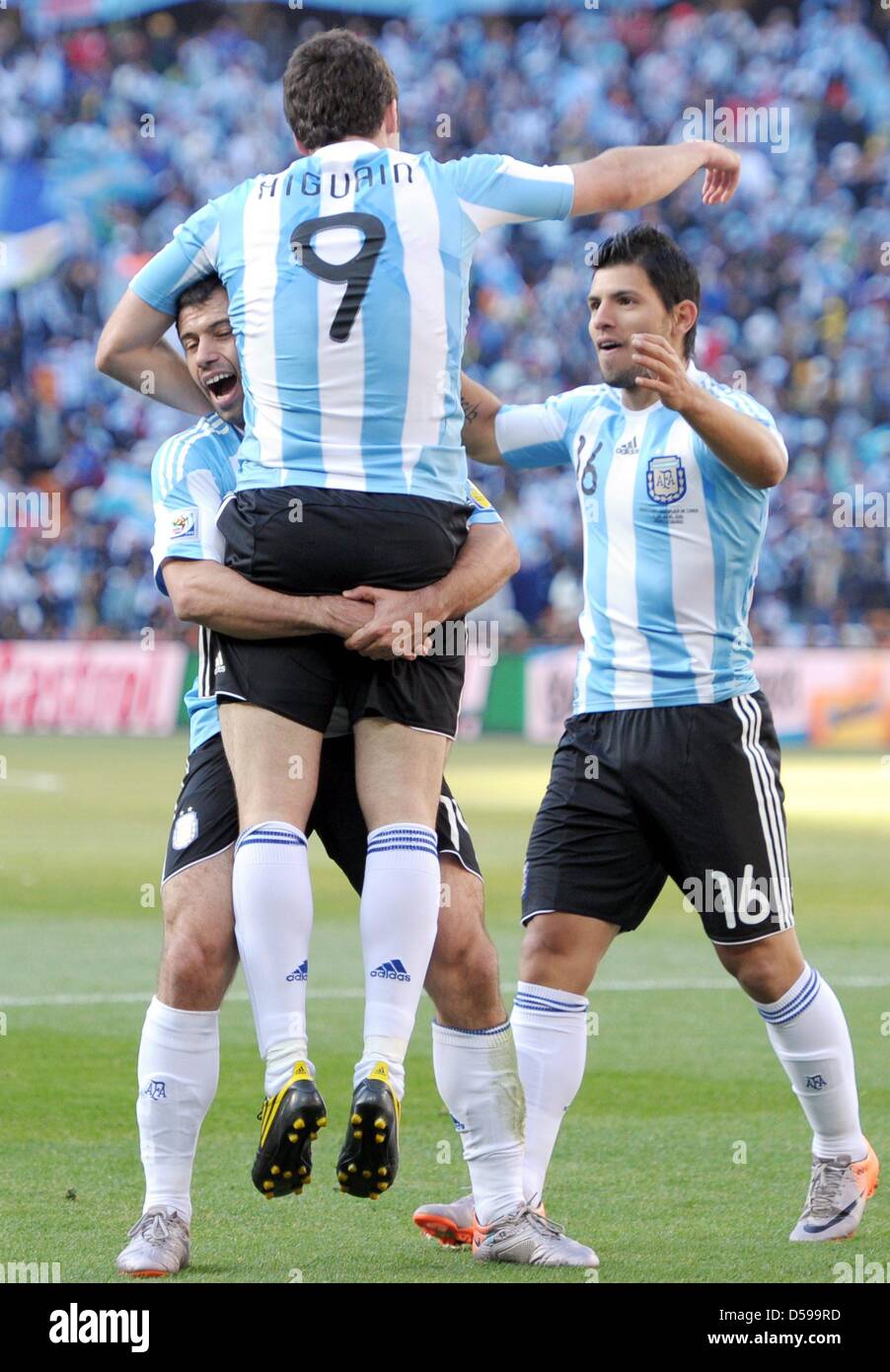 Gonzalo Higuain (C) of Argentina celebrates with Javier Mascherano (L) and Sergio Aguero after scoring during the FIFA World Cup 2010 group B match between Argentina and South Korea at Soccer City Stadium in Johannesburg, South Africa 17 June 2010. Photo: Ronald Wittek dpa - Please refer to http://dpaq.de/FIFA-WM2010-TC  +++(c) dpa - Bildfunk+++ Stock Photo