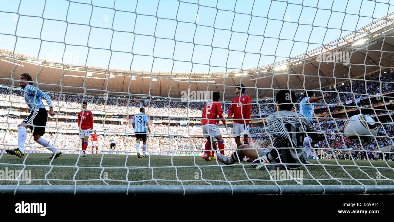 South Korea's goalkeeper Jung Sung Ryong is unable to save the ball making it 1-0 Argentina during the 2010 FIFA World Cup group B match between Argentina and South Korea at Soccer City Stadium in Johannesburg, South Africa 17 June 2010. Argentina won 4-1. Photo: Achim Scheidemann - Please refer to http://dpaq.de/FIFA-WM2010-TC  +++(c) dpa - Bildfunk+++ Stock Photo