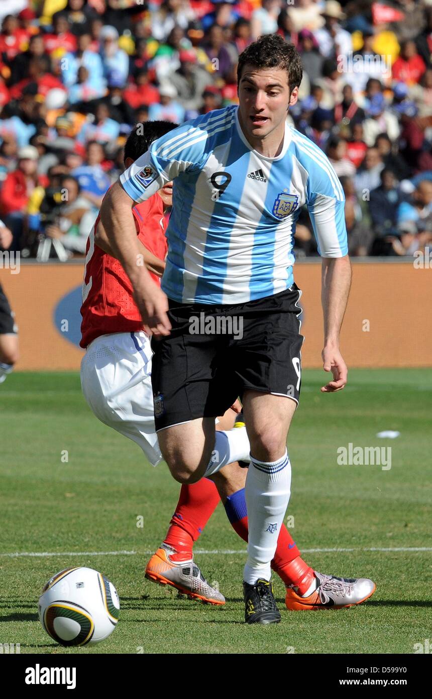 Argentina's Gonzalo Higuain in action during the 2010 FIFA World Cup group B match between Argentina and South Korea at Soccer City Stadium in Johannesburg, South Africa 17 June 2010. Photo: Achim Scheidemann - Please refer to http://dpaq.de/FIFA-WM2010-TC  +++(c) dpa - Bildfunk+++ Stock Photo