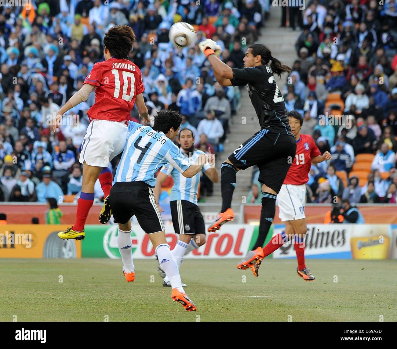 Argentina's goalkeeper Sergio Romero (2nd R) and Nicolas Burdisso vie for the ball with South Korea's Park Chu Young during the 2010 FIFA World Cup group B match between Argentina and South Korea at Soccer City Stadium in Johannesburg, South Africa 17 June 2010. Photo: Achim Scheidemann - Please refer to http://dpaq.de/FIFA-WM2010-TC Stock Photo