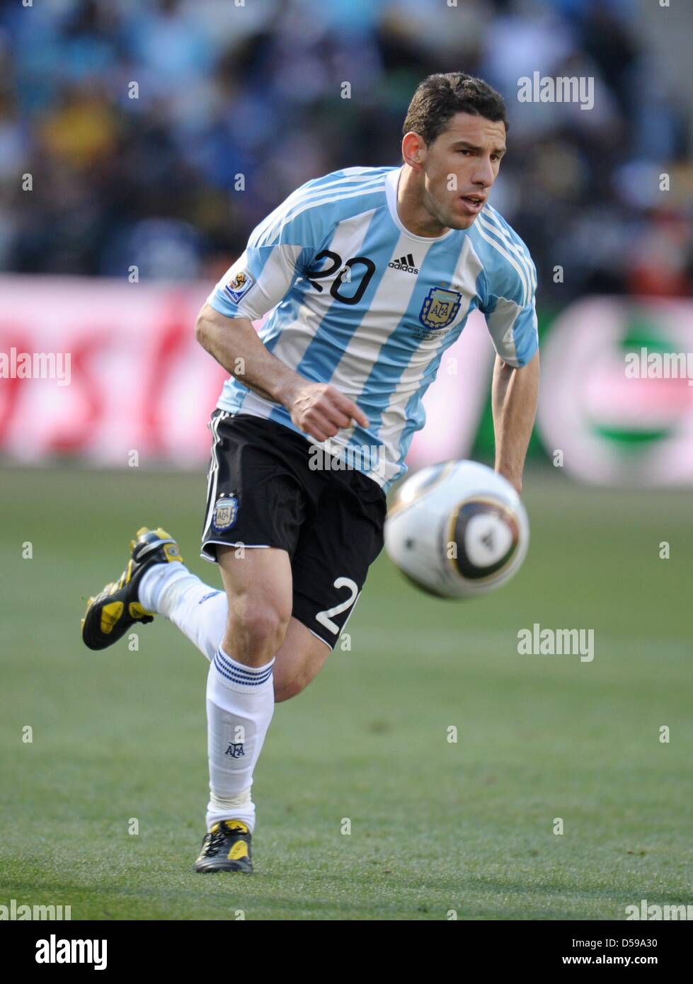 Maxi Rodriguez of Argentina controls the ball during the FIFA World Cup 2010 group B match between Argentina and South Korea at Soccer City Stadium in Johannesburg, South Africa 17 June 2010. Photo: Ronald Wittek dpa - Please refer to http://dpaq.de/FIFA-WM2010-TC Stock Photo