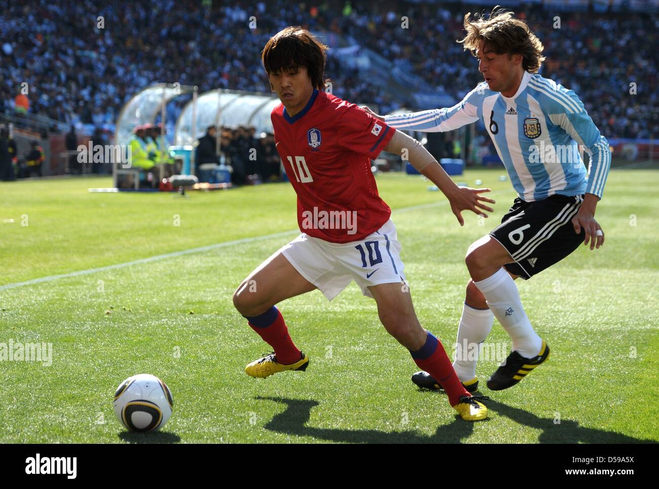 Gabriel Heinze (R) of Argentina vies with Park Chu Young (L) during the FIFA World Cup 2010 group B match between Argentina and South Korea at Soccer City Stadium in Johannesburg, South Africa 17 June 2010. Photo: Ronald Wittek dpa - Please refer to http://dpaq.de/FIFA-WM2010-TC Stock Photo