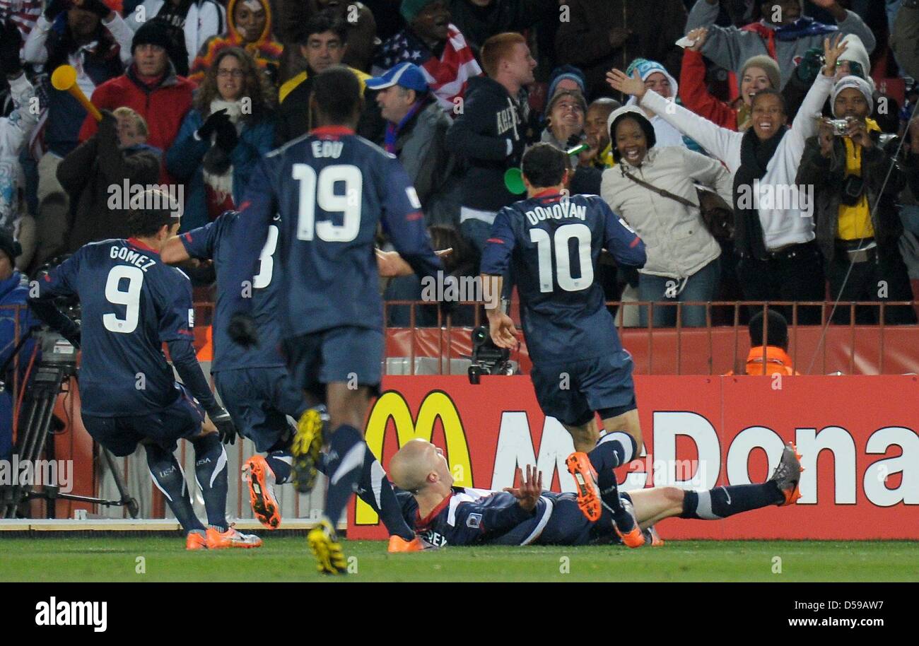 Michael Bradley (bottom) of the USA celebrates with his teammates after scoring the 2-2 during the FIFA World Cup 2010 group C match between Slovenia and USA at the Ellis Park Stadium in Johannesburg, South Africa 18 June 2010. Photo: Ronald Wittek dpa - Please refer to http://dpaq.de/FIFA-WM2010-TC  +++(c) dpa - Bildfunk+++ Stock Photo