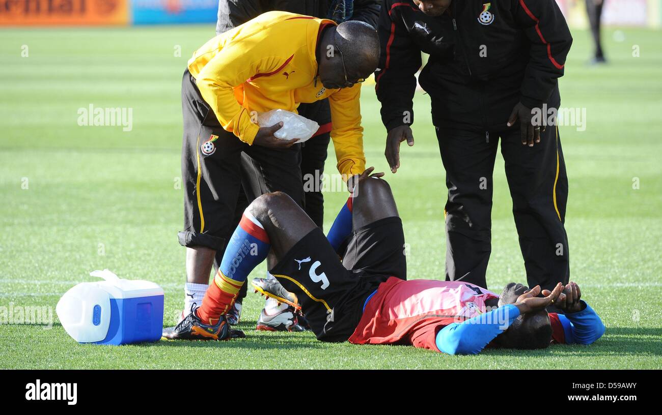 John Mensah of Ghana lies injured on the pitch during a training session in Rustenburg, South Africa 18 June 2010. Foto: Achim Scheidemann dpa/lnw - Please refer to http://dpaq.de/FIFA-WM2010-TC  +++(c) dpa - Bildfunk+++ Stock Photo