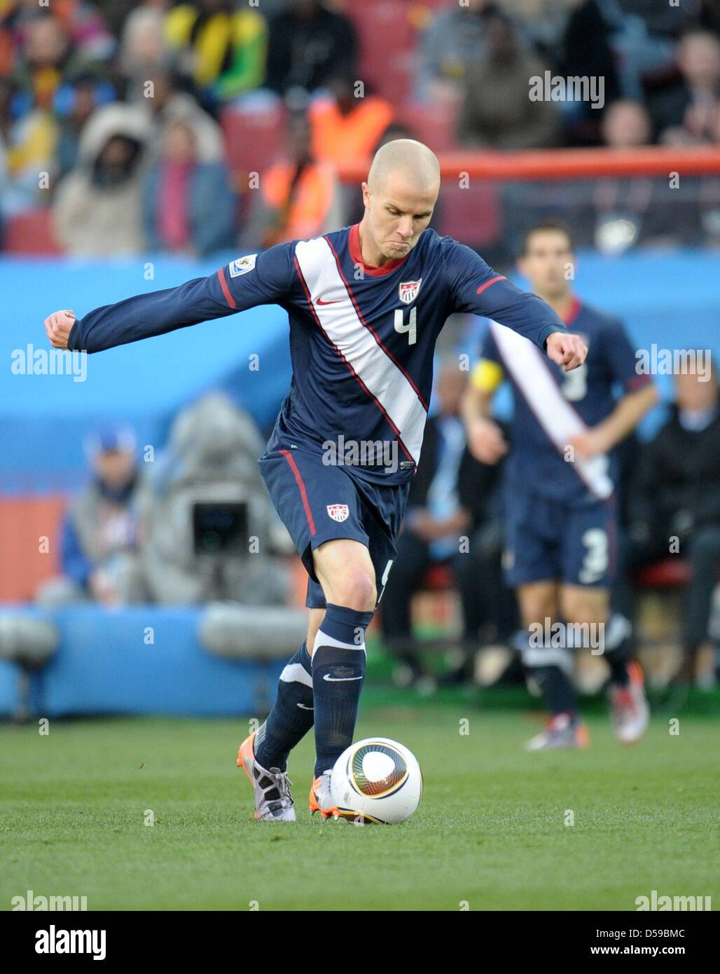 Michael Bradley of USA controls the ball during the FIFA World Cup 2010 group C match between Slovenia and USA at the Ellis Park Stadium in Johannesburg, South Africa 18 June 2010. Photo: Ronald Wittek dpa - Please refer to http://dpaq.de/FIFA-WM2010-TC Stock Photo