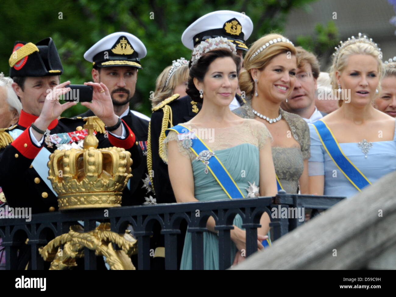 (L-R) Crown Prince Frederik of Denmark, Princess Mary of Denmark, Princess Maxima of the Netherlands , Crown Prince Willem-Alexander of the Neterlands and Princess Mette-Marit of Norway share a light moment at on the balcony of the Royal Palace after the wedding of Sweden's Crown Princess Victoria and Prince Daniel, the Duke of Vastergotland, in Stockholm, Sweden, 19 June 2010. Pho Stock Photo