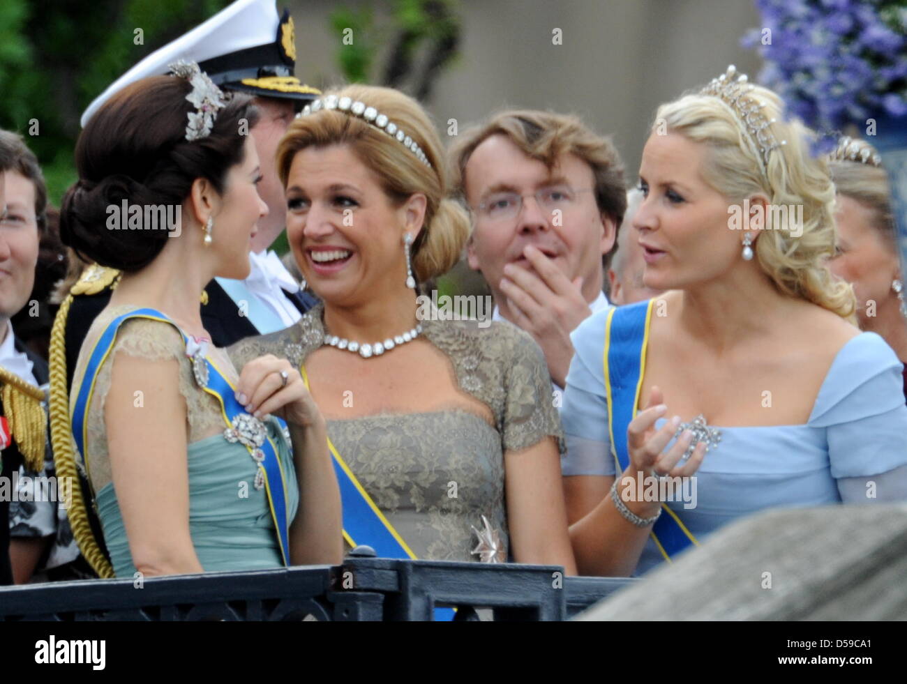 l-r-princess-mary-of-denmark-princess-maxima-of-the-netherlands-and-D59CA1.jpg