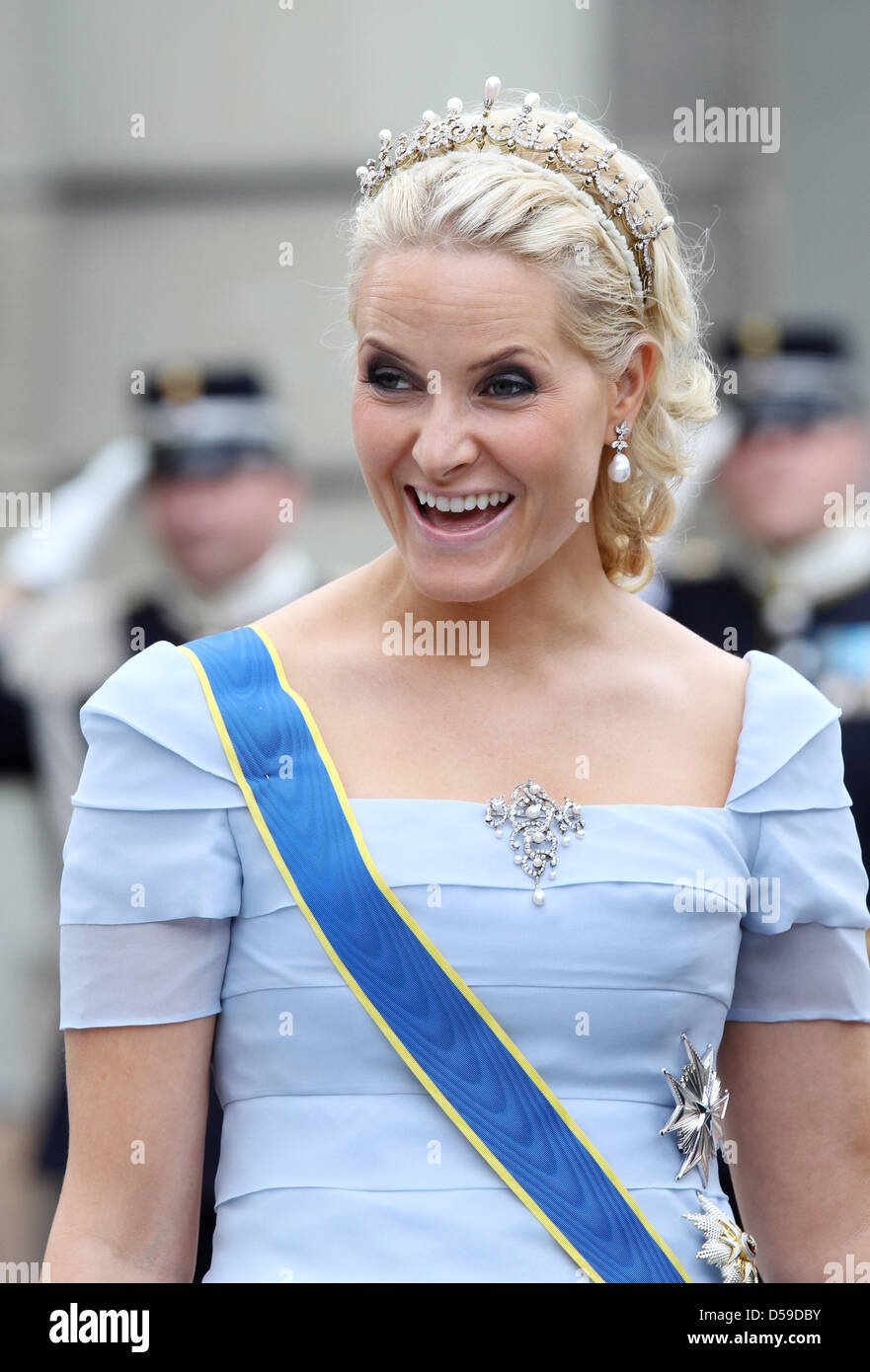 Princess Mette-Marit of Norway arrives for the wedding of Crown Princess  Victoria of Sweden and Daniel Westling in Stockholm, Sweden, 19 June 2010.  Photo: JOCHEN LUEBKE Stock Photo - Alamy