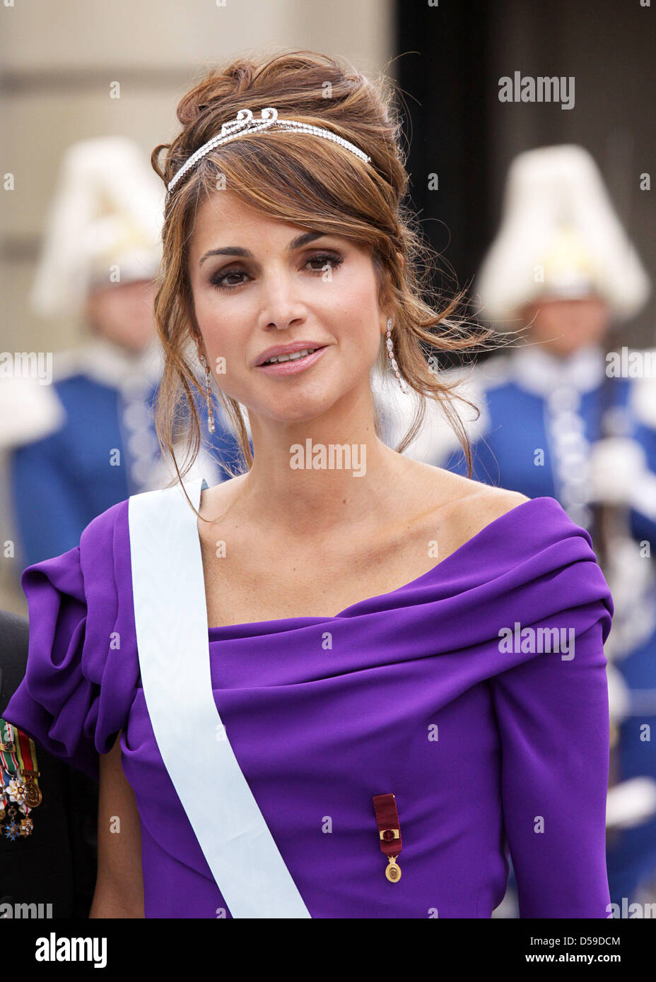 Queen Rania of Jordan arrives for the wedding of Crown Princess Victoria of Sweden and Daniel Westling in Stockholm, Sweden, 19 June 2010. Photo: Albert Nieboer (NETHERLANDS OUT) Stock Photo