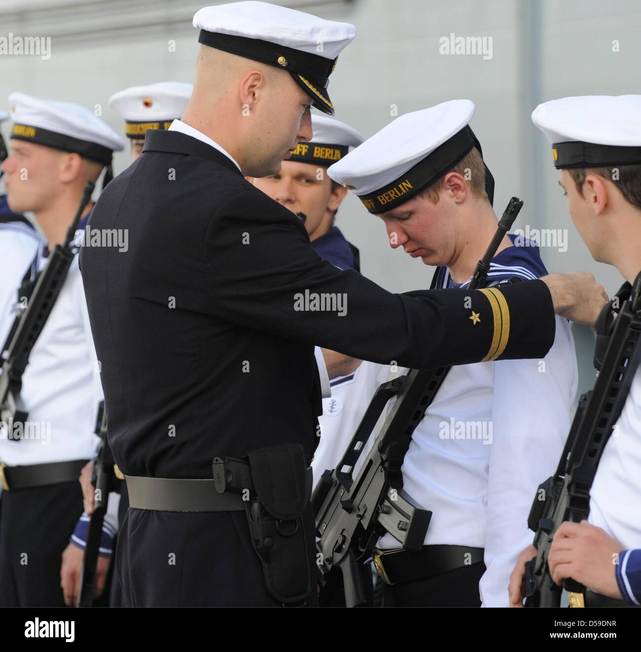 A German Navy officer inspects the crew of German Navy supply ship 'Berlin' in Eckernfoerde, Germany, 20 June 2010. The 'Berlin' was put into service eleven years ago. Photo: Maurizio Gambarini Stock Photo