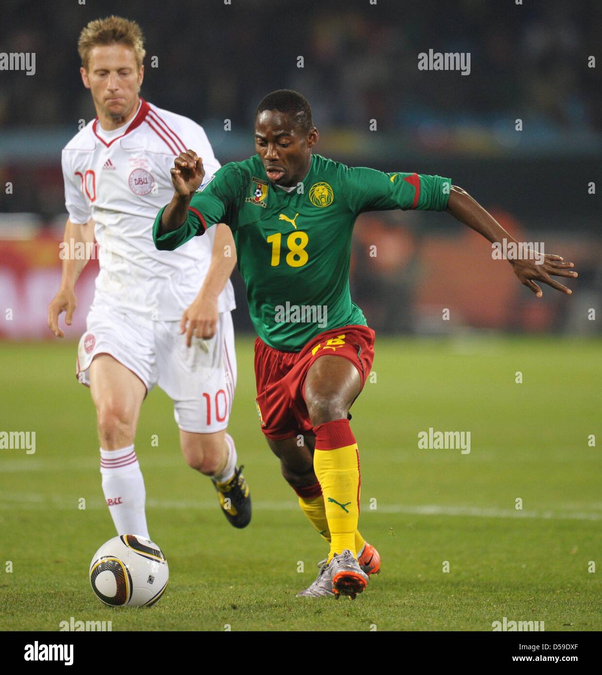 Eyong Enoh (R) of Cameroon vies with Martin Joergensen of Denmark during the FIFA World Cup 2010 group E match between Cameroon and Denmark at Loftus Versfeld Stadium in Pretoria, South Africa 19 June 2010. Photo: Ronald Wittek dpa - Please refer to http://dpaq.de/FIFA-WM2010-TC Stock Photo
