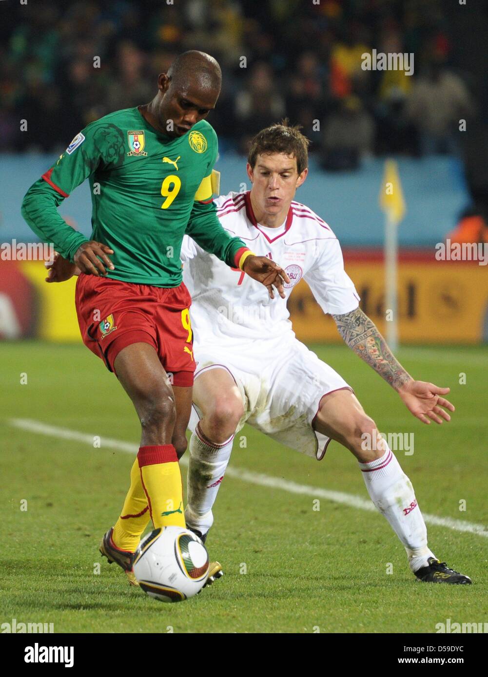 Samuel Eto'o (L) of Cameroon vies with Daniel Agger of Denmark during the FIFA World Cup 2010 group E match between Cameroon and Denmark at Loftus Versfeld Stadium in Pretoria, South Africa 19 June 2010. Photo: Ronald Wittek dpa - Please refer to http://dpaq.de/FIFA-WM2010-TC Stock Photo