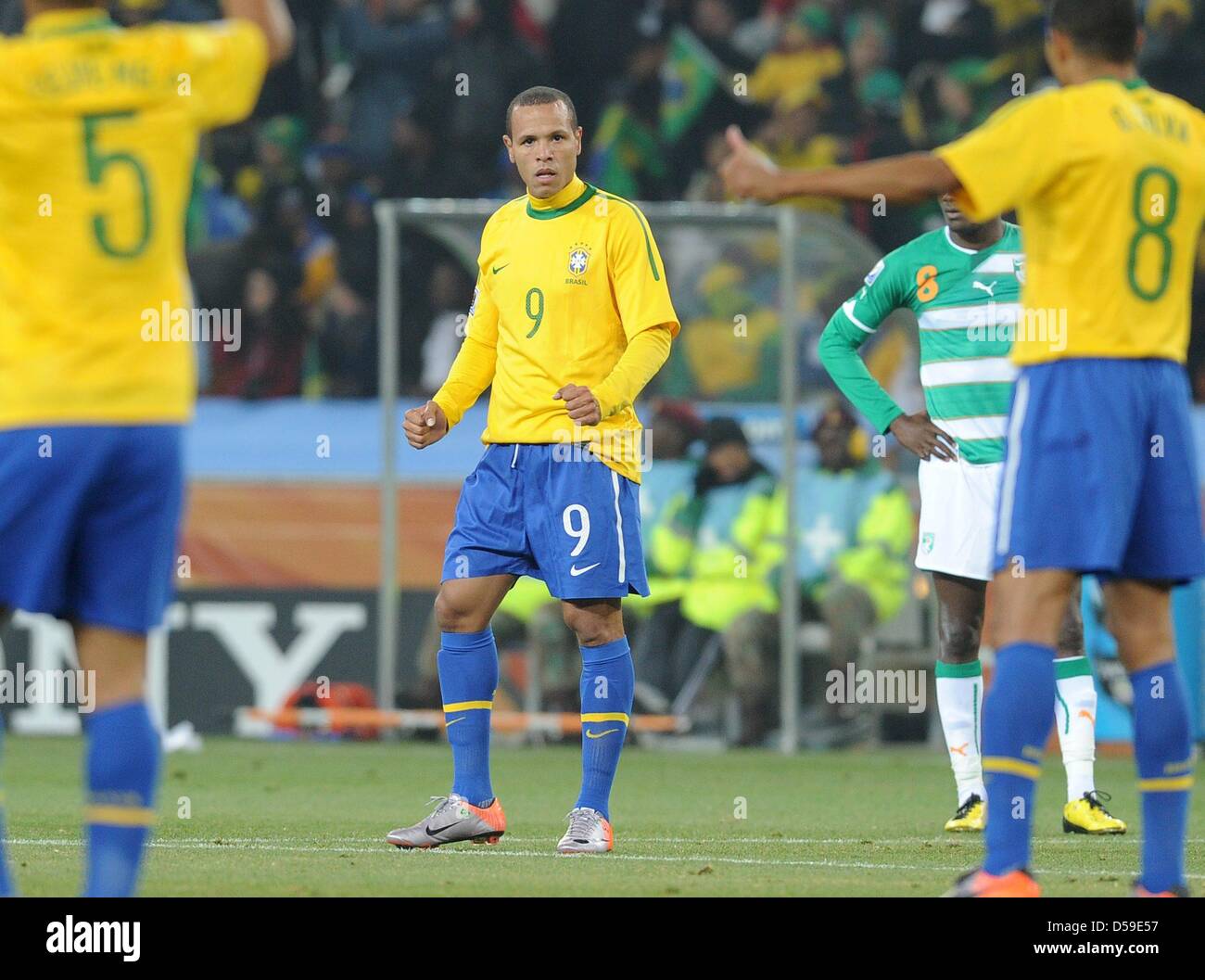 Brazil's Luis Fabiano (C) celebrates with team mates Felipe Melo (L) and Gilberto Silva during the 2010 FIFA World Cup group G match between Brazil and Ivory Coast at Soccer City Stadium in Johannesburg, South Africa 20 June 2010. Photo: Achim Scheidemann dpa - Please refer to http://dpaq.de/FIFA-WM2010-TC  +++(c) dpa - Bildfunk+++ Stock Photo