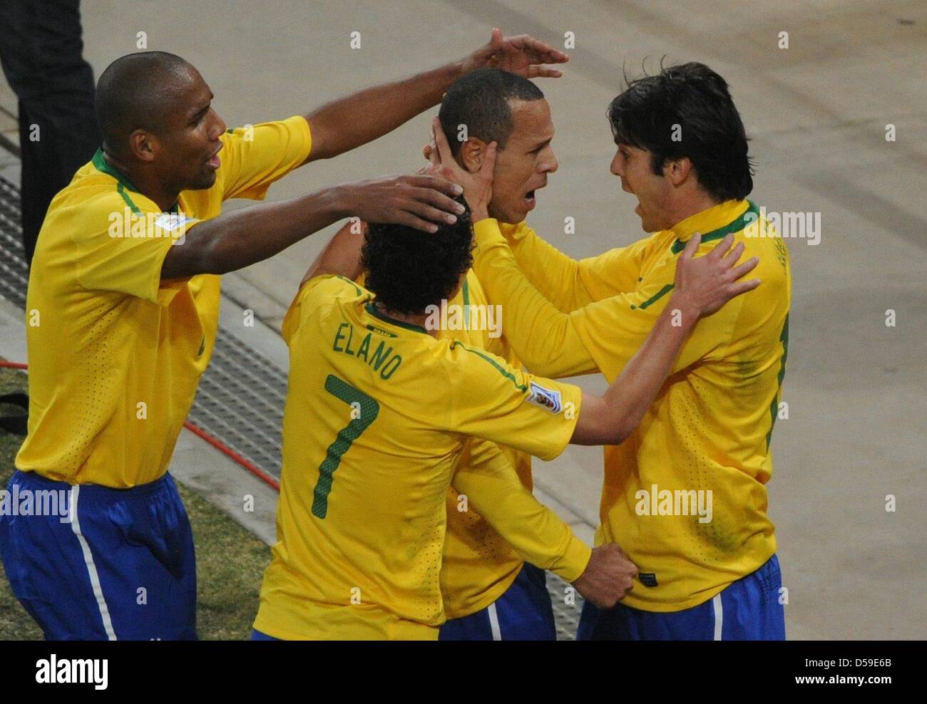 Brazil's Luis Fabiano (2nd L) celebrates scoring the 1-0 with team mates Maicon (L-R), Elano and Kaka during the 2010 FIFA World Cup group G match between Brazil and Ivory Coast at Soccer City Stadium in Johannesburg, South Africa 20 June 2010. Photo: Marcus Brandt dpa - Please refer to http://dpaq.de/FIFA-WM2010-TC Stock Photo