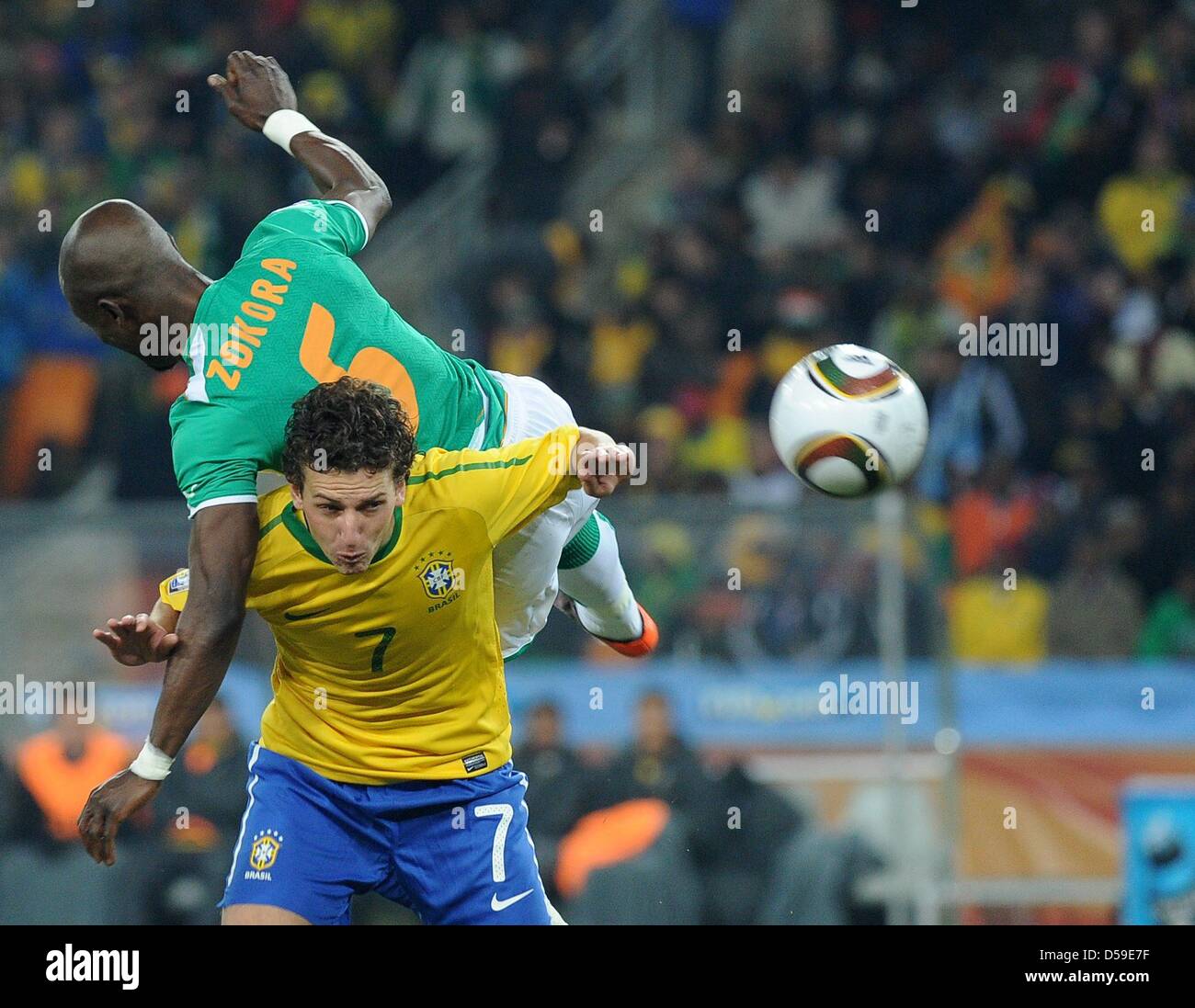 Ivory Coast's Didier Zokora vies for the ball with Brazil's Elano during the 2010 FIFA World Cup group G match between Brazil and Ivory Coast at Soccer City Stadium in Johannesburg, South Africa 20 June 2010. Photo: Marcus Brandt dpa - Please refer to http://dpaq.de/FIFA-WM2010-TC  +++(c) dpa - Bildfunk+++ Stock Photo