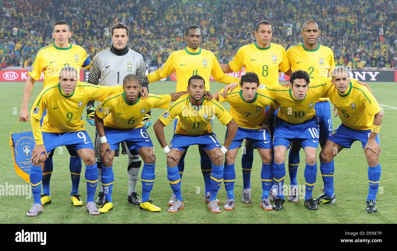 Brazil's starting eleven line up for a team photo during the 2010 FIFA World Cup group G match between Brazil and Ivory Coast at Soccer City Stadium in Johannesburg, South Africa 20 June 2010. Photo: Achim Scheidemann dpa - Please refer to http://dpaq.de/FIFA-WM2010-TC  +++(c) dpa - Bildfunk+++ Stock Photo